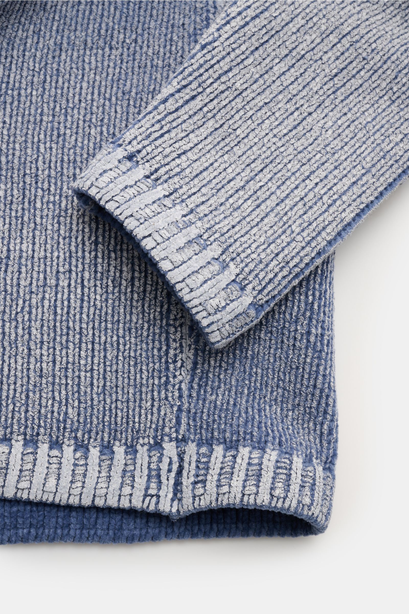 Close-up front view of Stone Island Mock Neck Pullover 'Sprayed Chenille' rauchblau showing textured chenille knit with spray effect.

Description: Strick-Highlight: Der STONE ISLAND Chenille-Pullover besticht durch seinen charakteristischen Sprayeffek