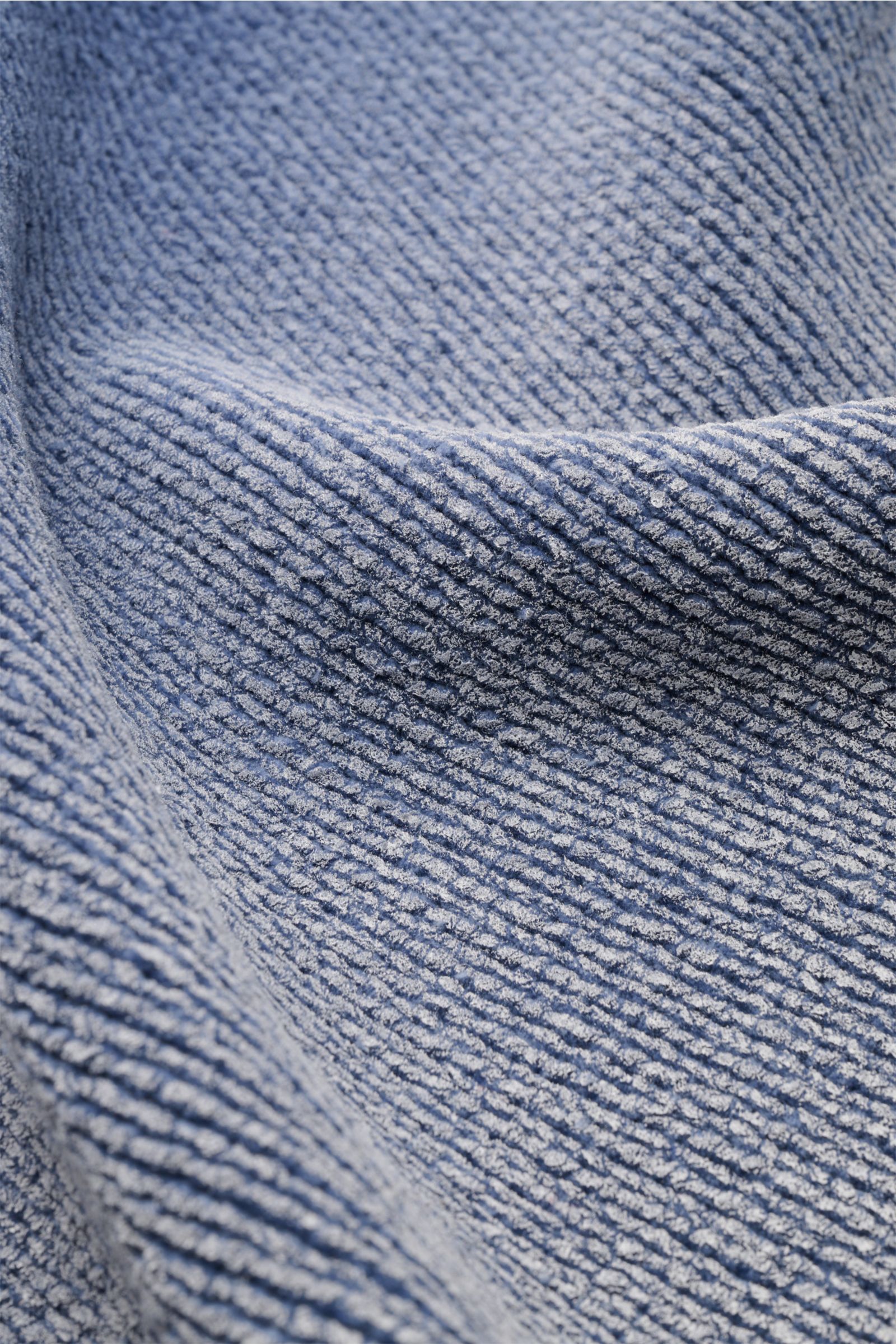 Close-up front view of Stone Island Mock Neck Pullover 'Sprayed Chenille' rauchblau showing its chenille texture and sprayed color effect.

Description: 
Strick-Highlight: Der STONE ISLAND Chenille-Pullover besticht durch seinen charakteristischen Spra