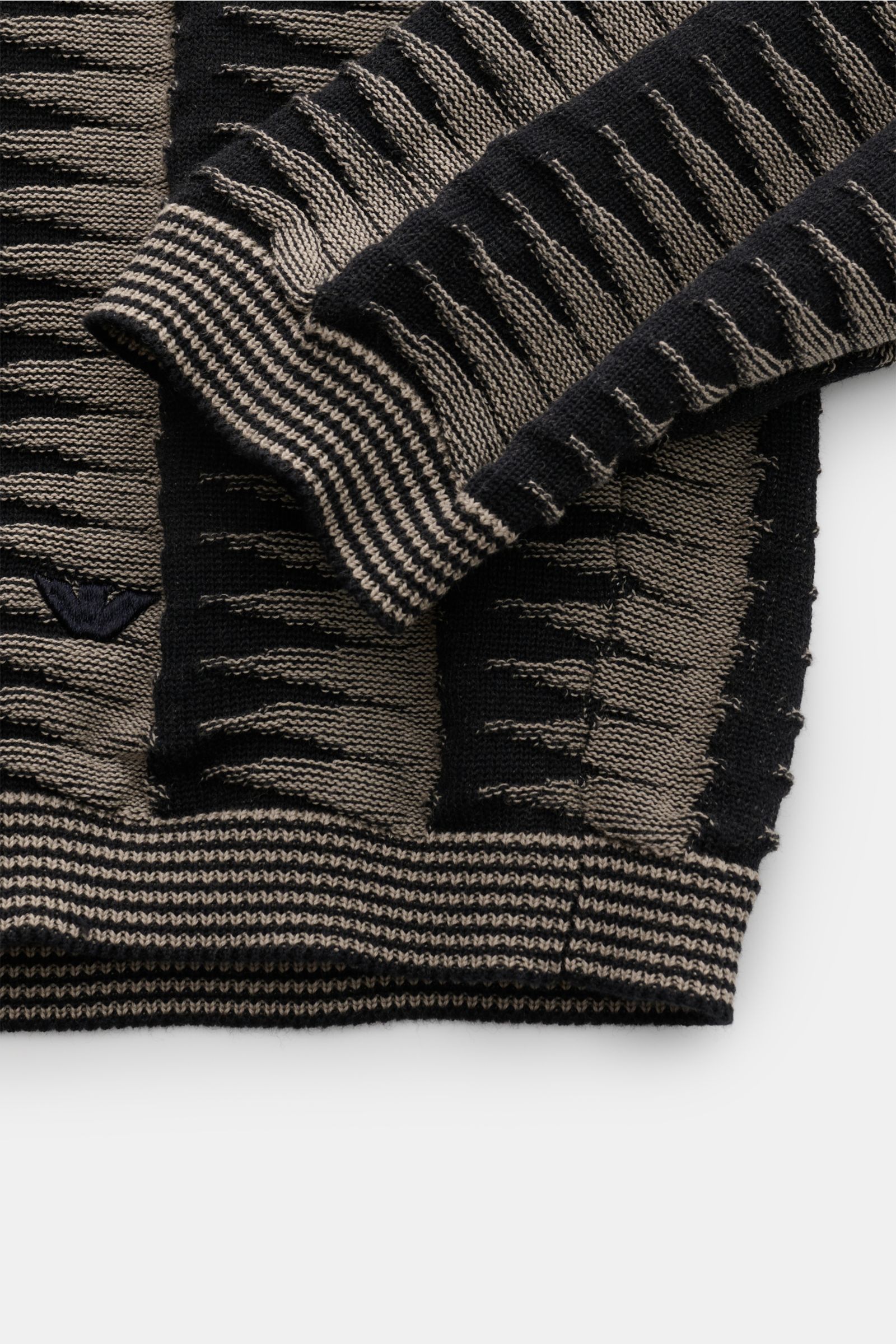 Emporio Armani Rundhalspullover schwarz/grau gemustert, Detailaufnahme von unten, Baumwolle, retroeskes Strickmuster, Rippbündchen, Logo-Stitching.