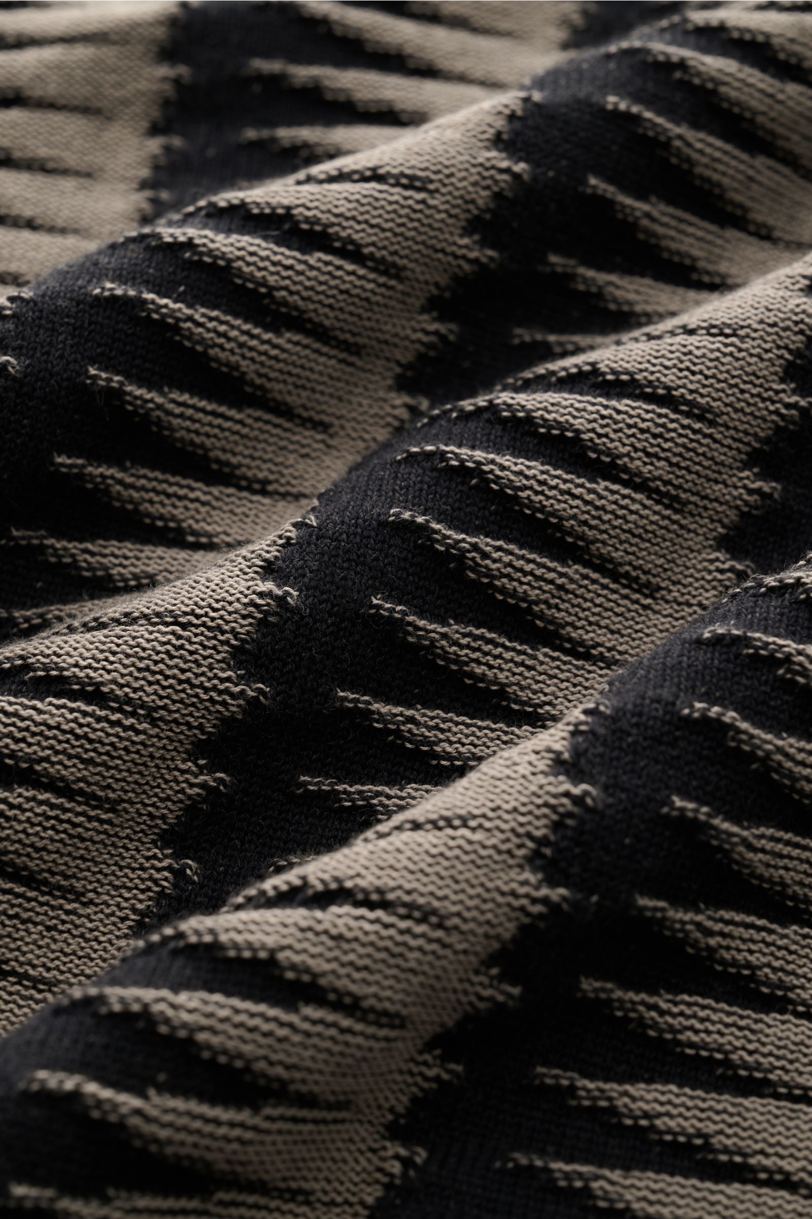 Emporio Armani Rundhalspullover schwarz/grau gemustert, Detailaufnahme von oben, retroeskes Strickmuster aus reiner Baumwolle, Regular Fit, Rippbündchen, Logo-Stitching am Saum.