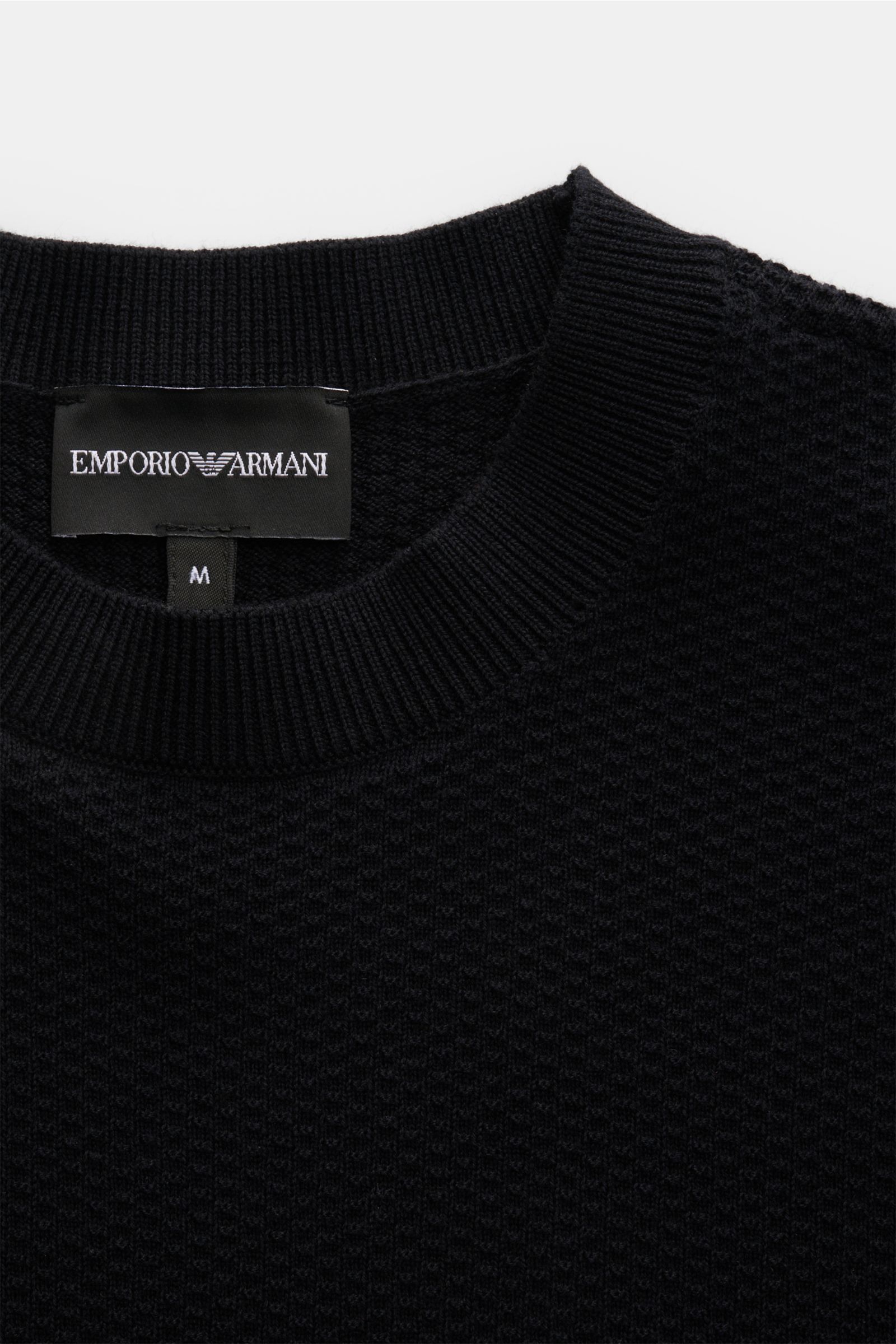 Emporio Armani Kurzarmpullover navy im Slim Fit, Rundhalsausschnitt, Strukturstrick aus Baumwolle, kontrastierende Kanten, Nahaufnahme von oben.