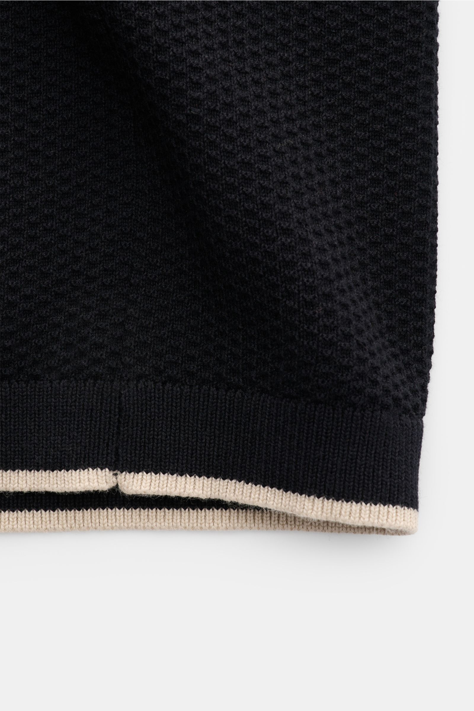 Emporio Armani Kurzarmpullover navy in Slim Fit, Detailaufnahme Saum mit feinem Strukturstrick, Kontrastkanten und Logo-Stitching, Baumwolle