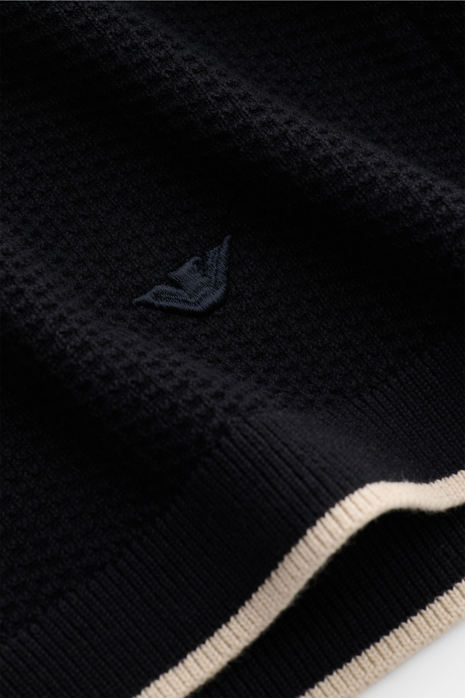 Emporio Armani Kurzarmpullover navy in Slim Fit, Strukturstrick aus Baumwolle mit Logo-Stitching und Kontrastkante, Nahaufnahme von unten.