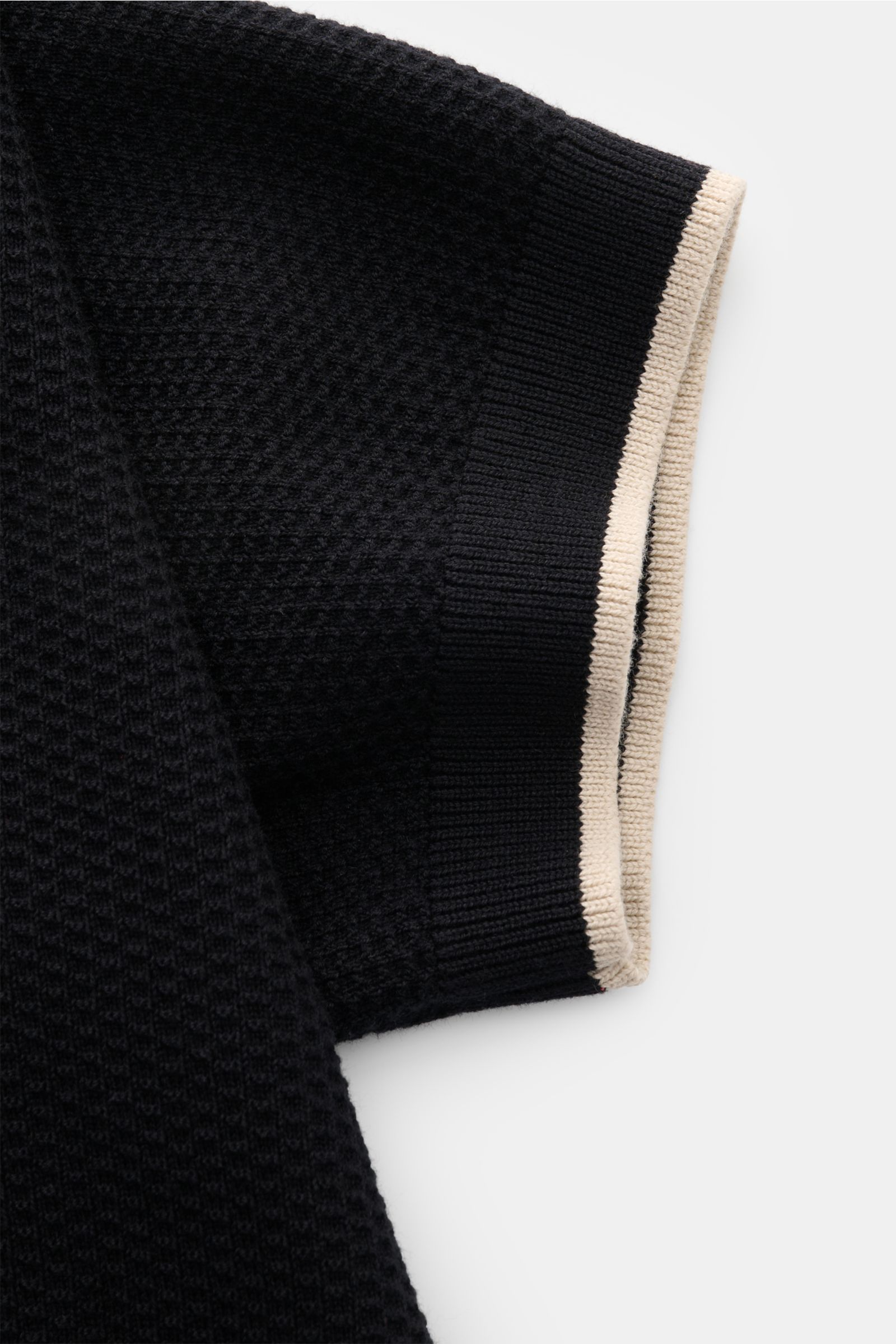 Emporio Armani Kurzarmpullover navy in Slim Fit, Strukturstrick aus Baumwolle, Nahaufnahme von der Ärmelseite mit Kontrastkante in Beige.