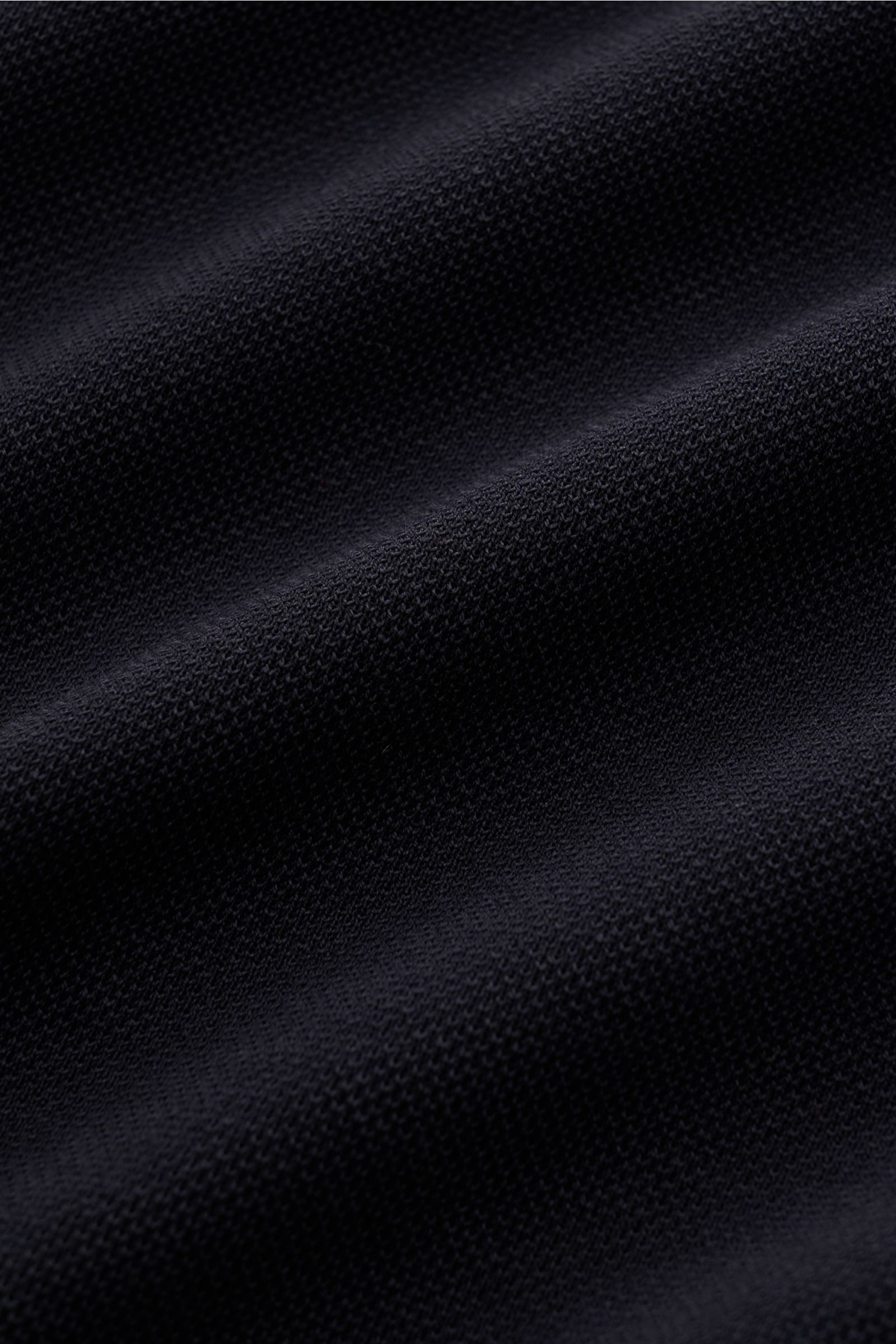 Close-up fabric detail shot from a slightly angled perspective showing the texture of the navy material of the 04651/ A trip in a bag Rundhals-Longsleeve 'If Tee' navy. Das unkomplizierte 'IF Tee' Longsleeve von 04651/ A TRIP IN A BAG ist als Basic aus