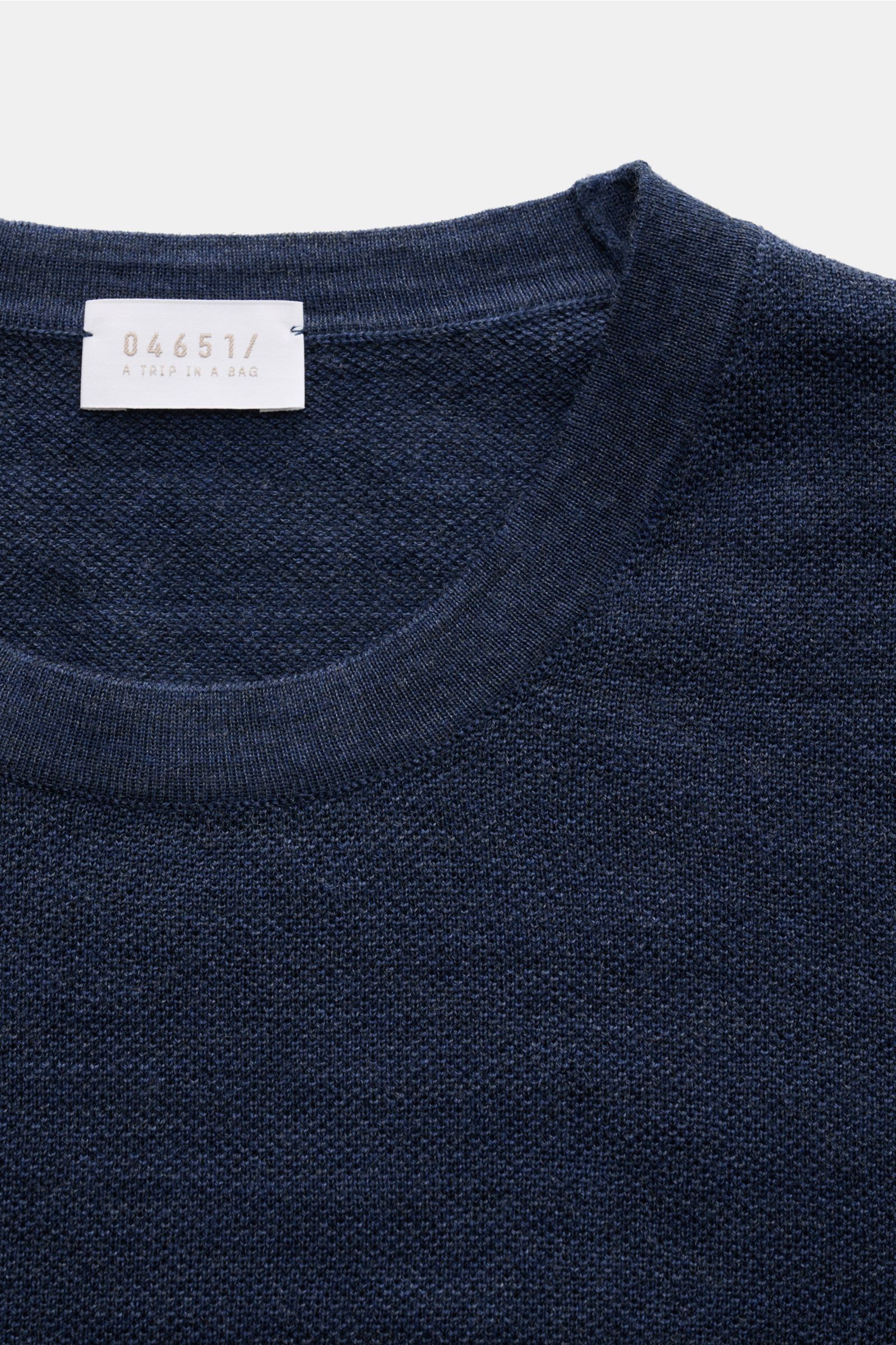 04651/ A trip in a bag Feinstrick-Rundhalspullover dunkelblau meliert