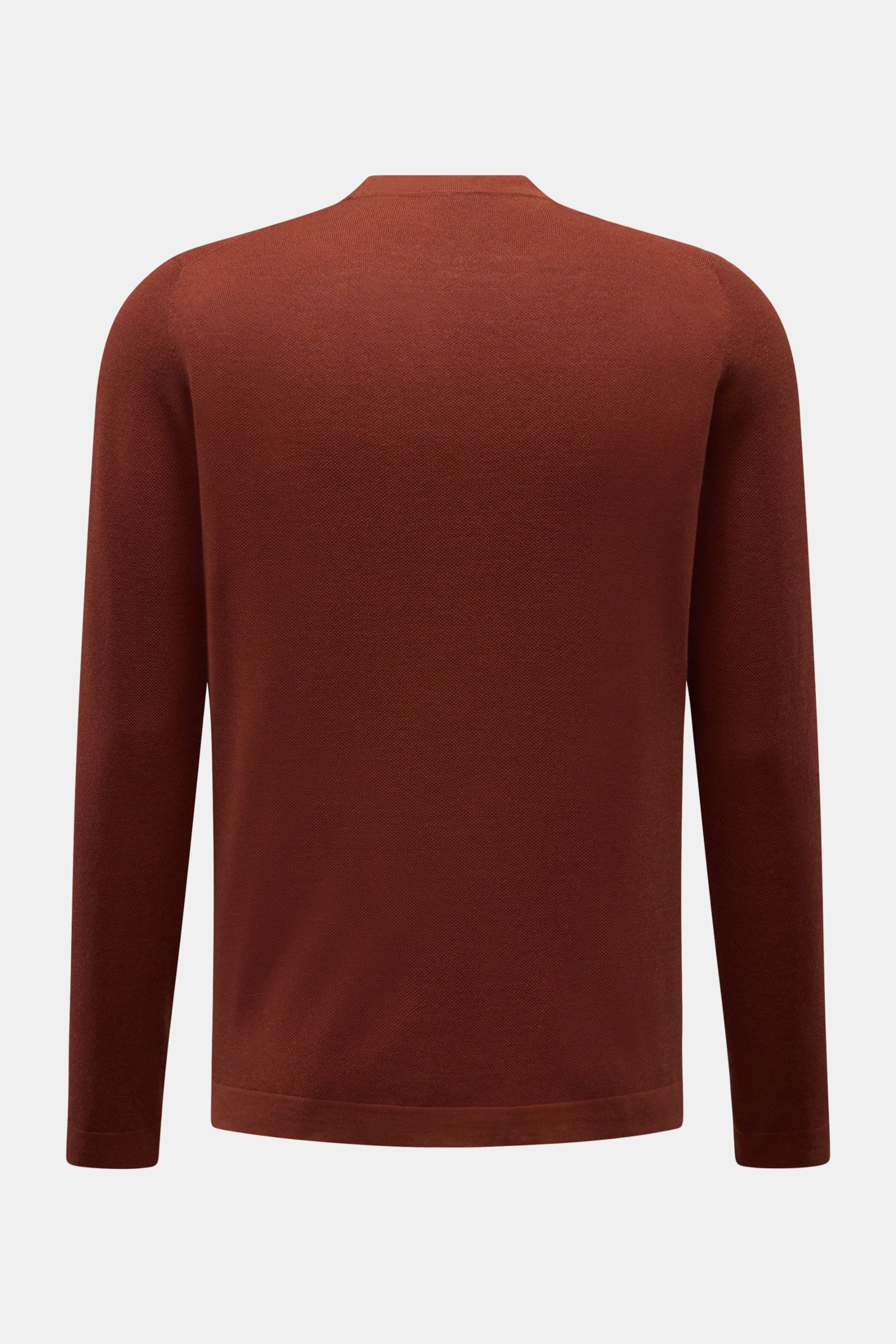 Back view of a rust-colored fine-knit sweater, soft wool, regular fit, round neckline, ribbed cuffs, 04651/ A trip in a bag Feinstrick-Rundhalspullover dunkelblau meliert.

Description: Zeitloser Klassiker für die Herbst- und Wintersaison: Der Rundhals