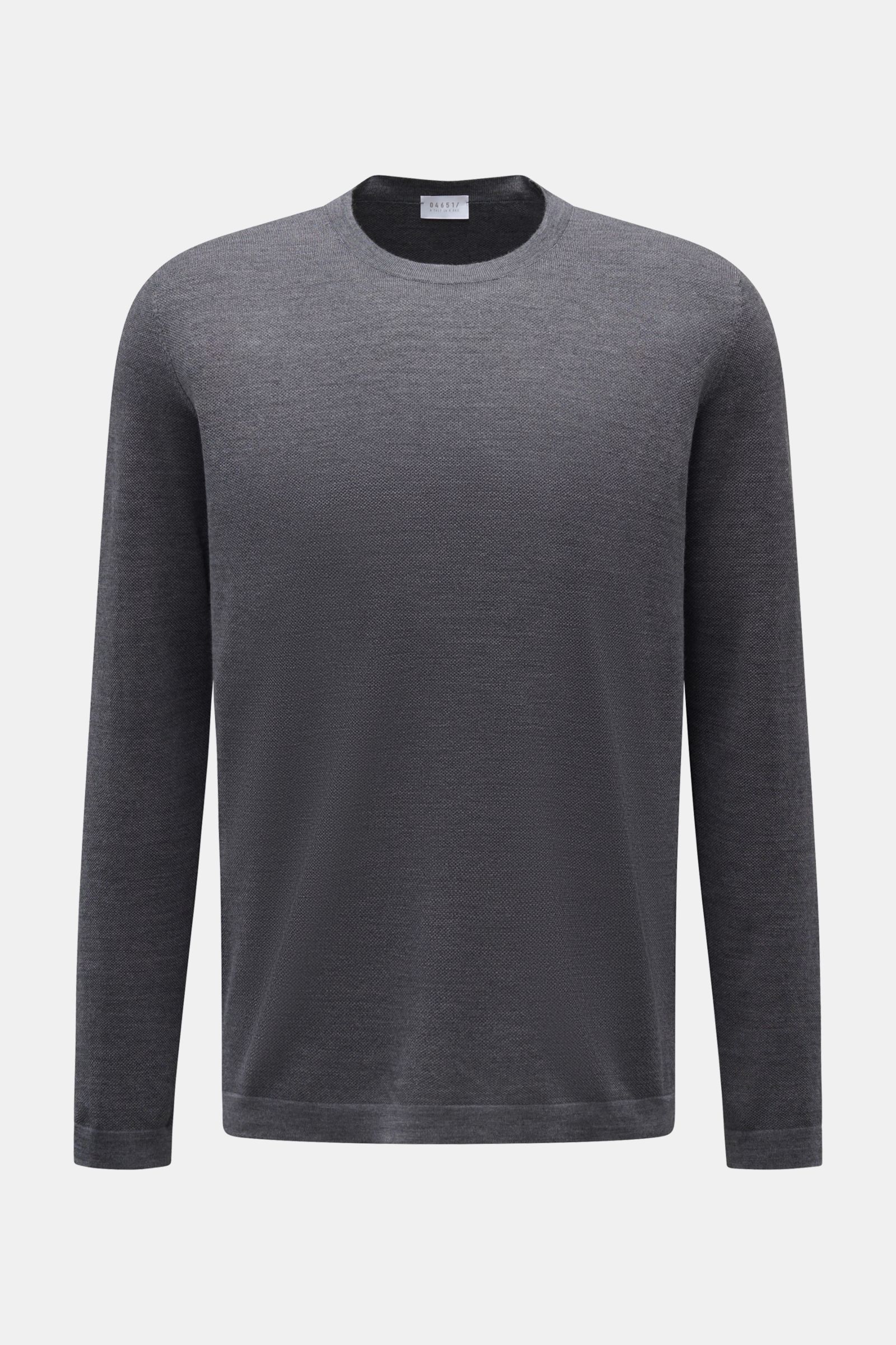 Front view of the 04651/ A trip in a bag Feinstrick-Rundhalspullover dunkelblau meliert, a fine-knit wool sweater with round neckline and ribbed cuffs.

Zeitloser Klassiker für die Herbst- und Wintersaison: Der Rundhalspullover von 04651/ A TRIP IN A B