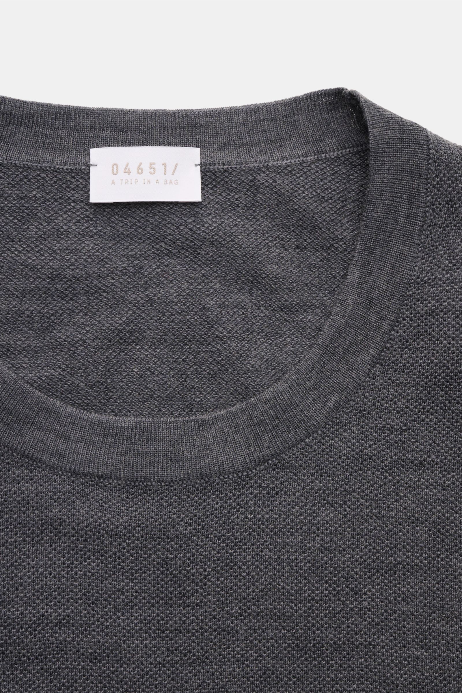 Close-up front view of the 04651/ A trip in a bag Feinstrick-Rundhalspullover dunkelblau meliert with fine knit texture and round neckline.

Description: Zeitloser Klassiker für die Herbst- und Wintersaison: Der Rundhalspullover von 04651/ A TRIP IN A 