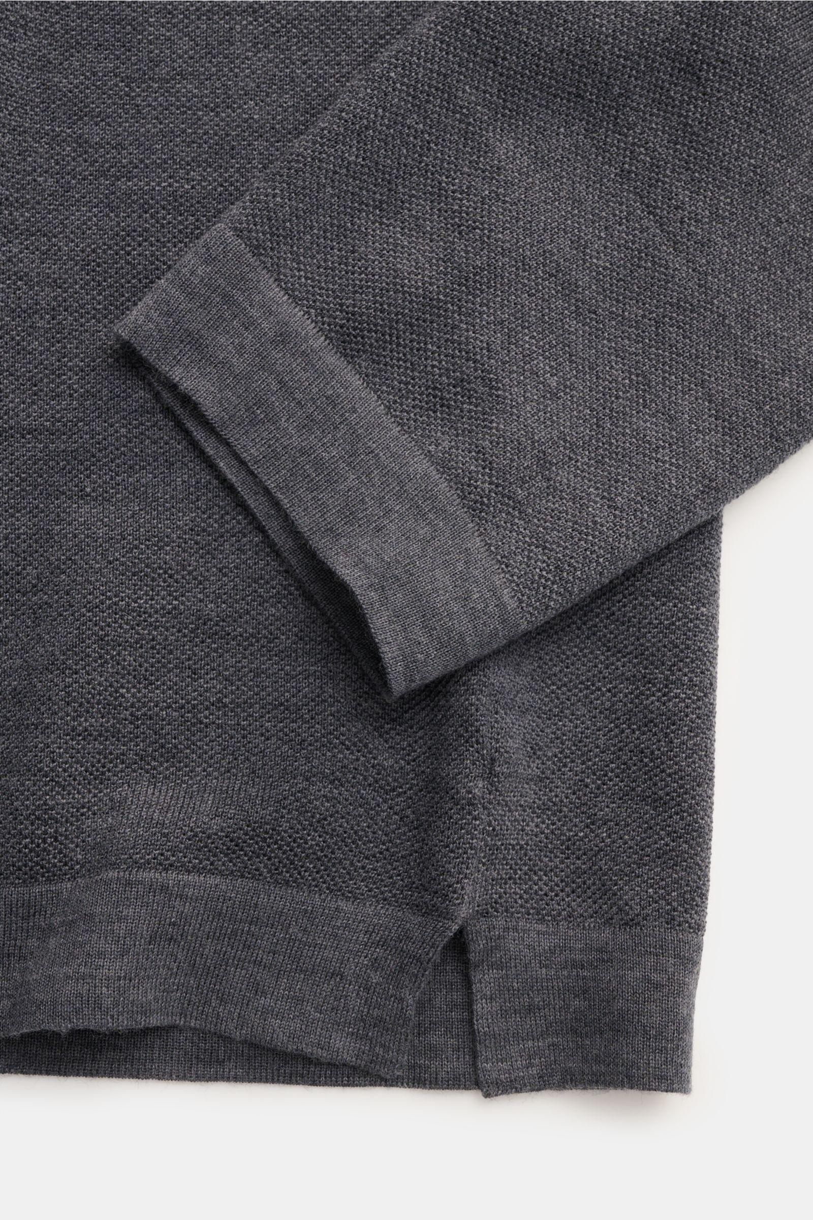 Close-up front view of 04651/ A trip in a bag Feinstrick-Rundhalspullover dunkelblau meliert showing fine knit wool fabric, round neckline, ribbed cuffs, and hem.

Description:  
Zeitloser Klassiker für die Herbst- und Wintersaison: Der Rundhalspullove