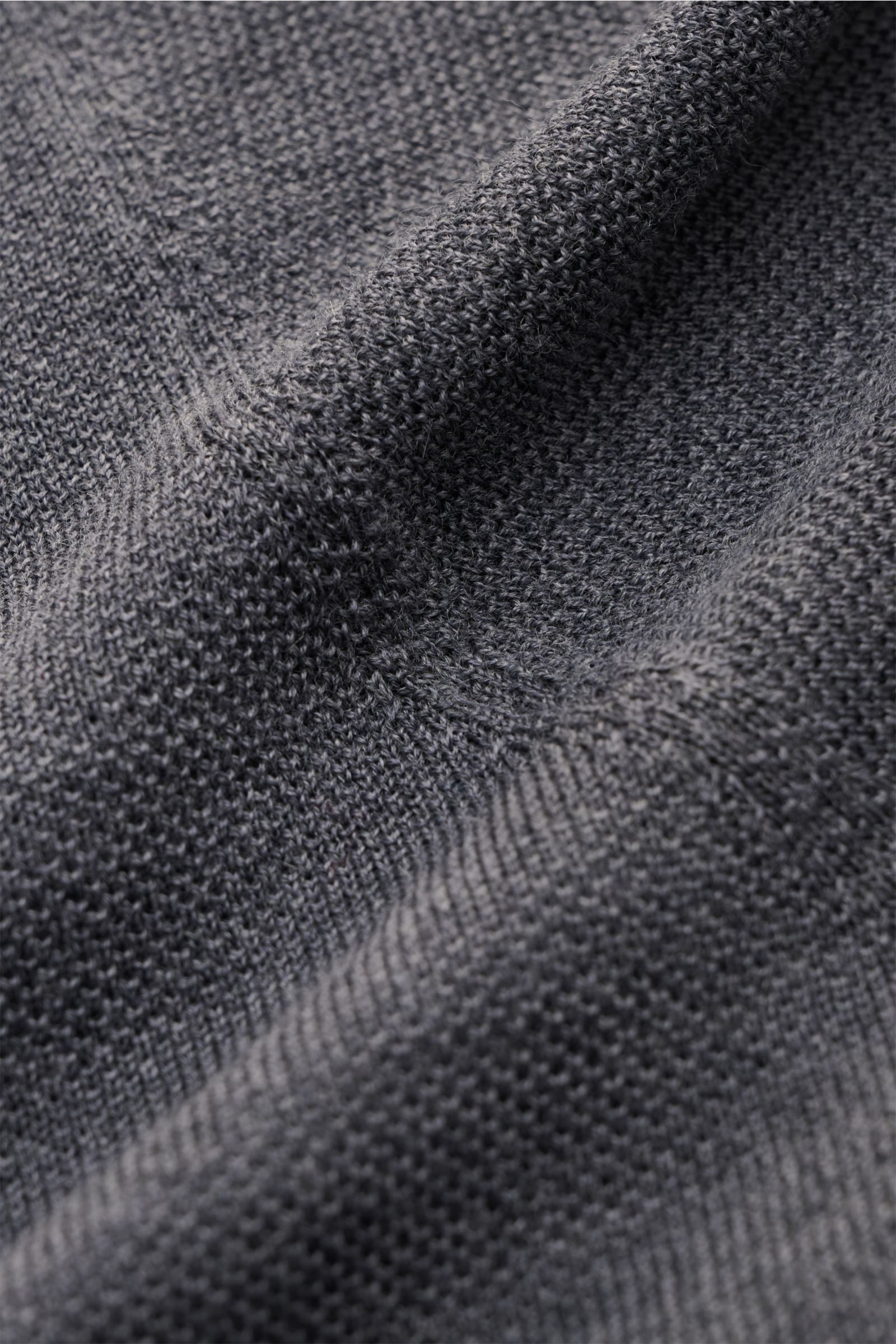 Close-up of the 04651/ A trip in a bag Feinstrick-Rundhalspullover dunkelblau meliert showing fine knit texture and soft wool fibers from a detailed top-down perspective.  

Description: Zeitloser Klassiker für die Herbst- und Wintersaison: Der Rundhal