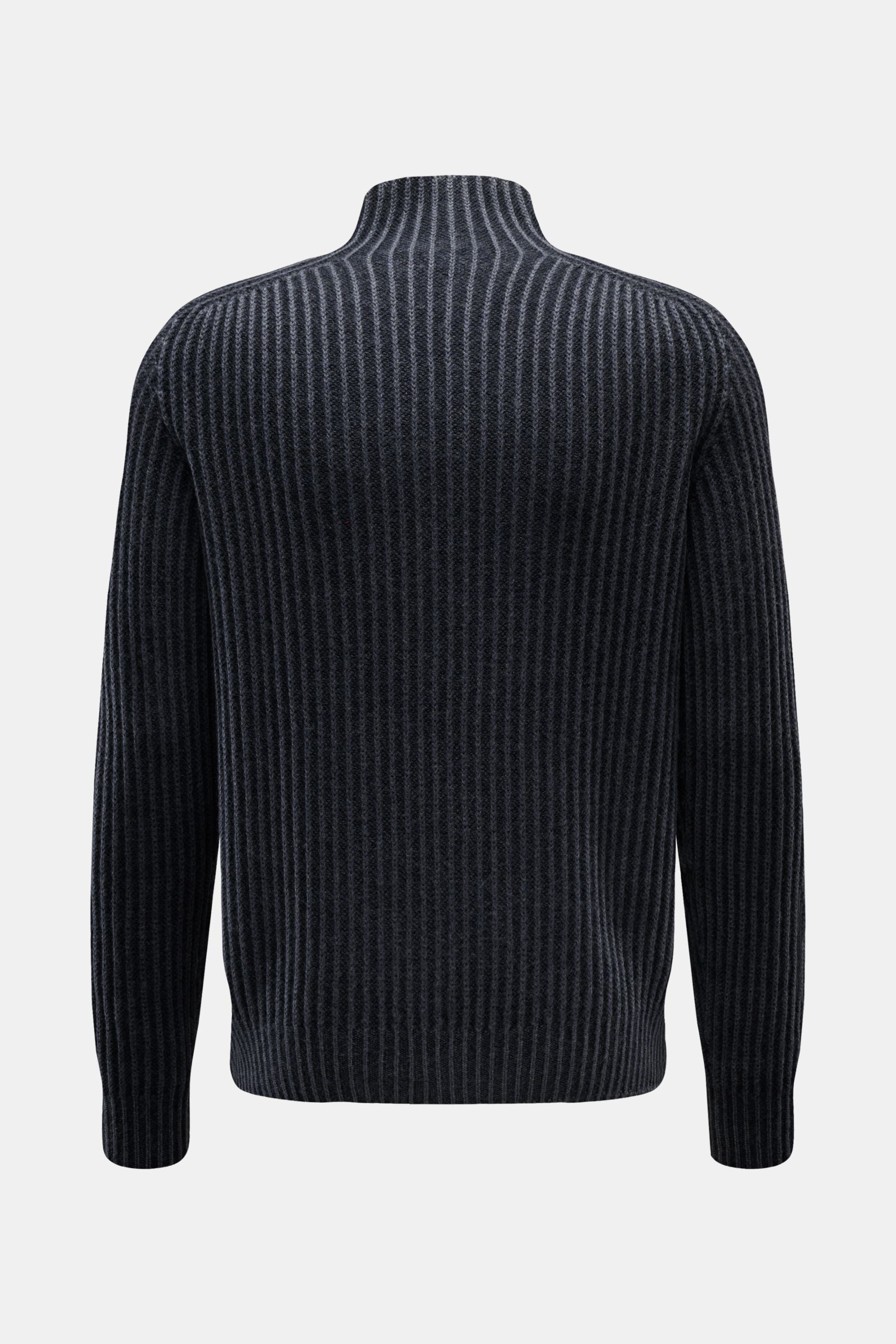 Rear view of the 04651/ A trip in a bag Mock Neck Pullover 'Foggy Mock' navy, showing its slim fit, ribbed knit, and stand-up collar.

Hochwertiger Tragekomfort mit lässigem Stil – der vielseitig kombinierbare Strickpullover 'Foggy Mock' von 04651/ A T