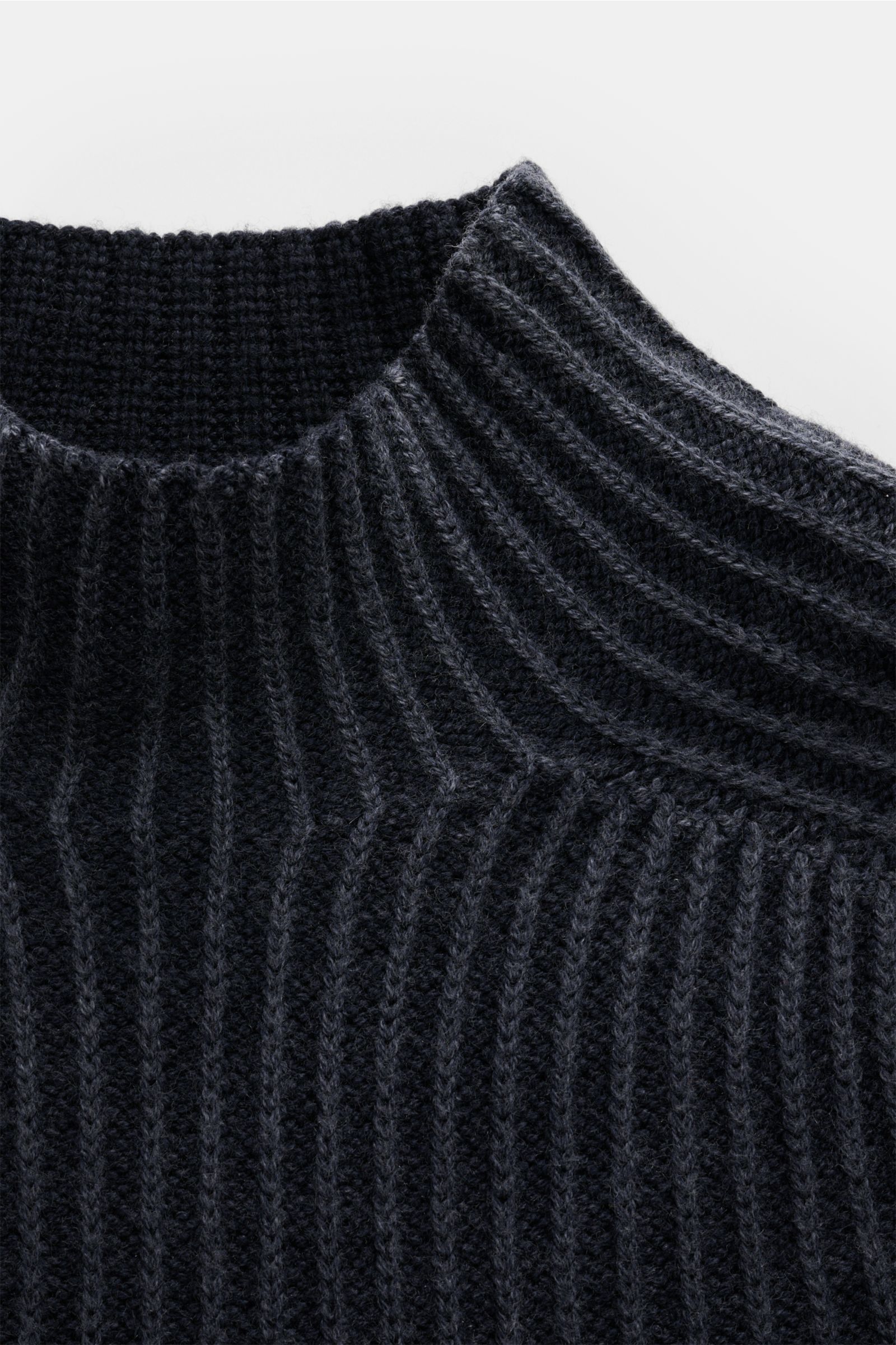 Close-up front view of the navy ribbed mock neck collar of the 04651/ A trip in a bag Mock Neck Pullover 'Foggy Mock' navy with garment dyed, pure wool, soft, medium-fine knit, coarse rib pattern, slim fit, and comfortable rib cuffs. Hochwertiger Tragekom