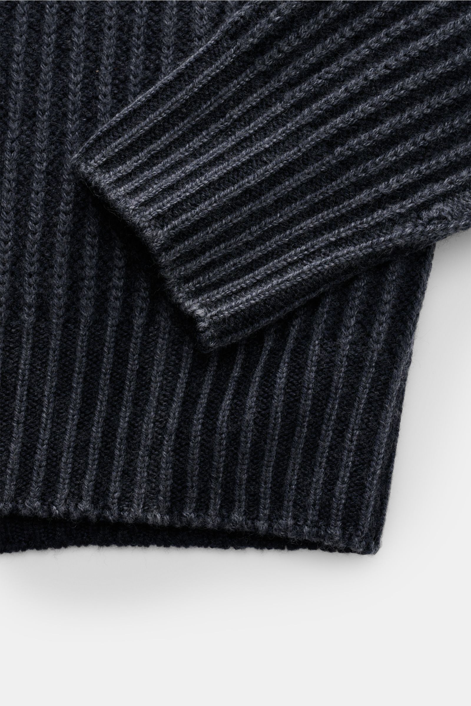 Close-up front view of the navy ribbed knit sleeve and hem of the 04651/ A trip in a bag Mock Neck Pullover 'Foggy Mock' showing thick ribbed pattern. Hochwertiger Tragekomfort mit lässigem Stil – der vielseitig kombinierbare Strickpullover 'Foggy Mock' v