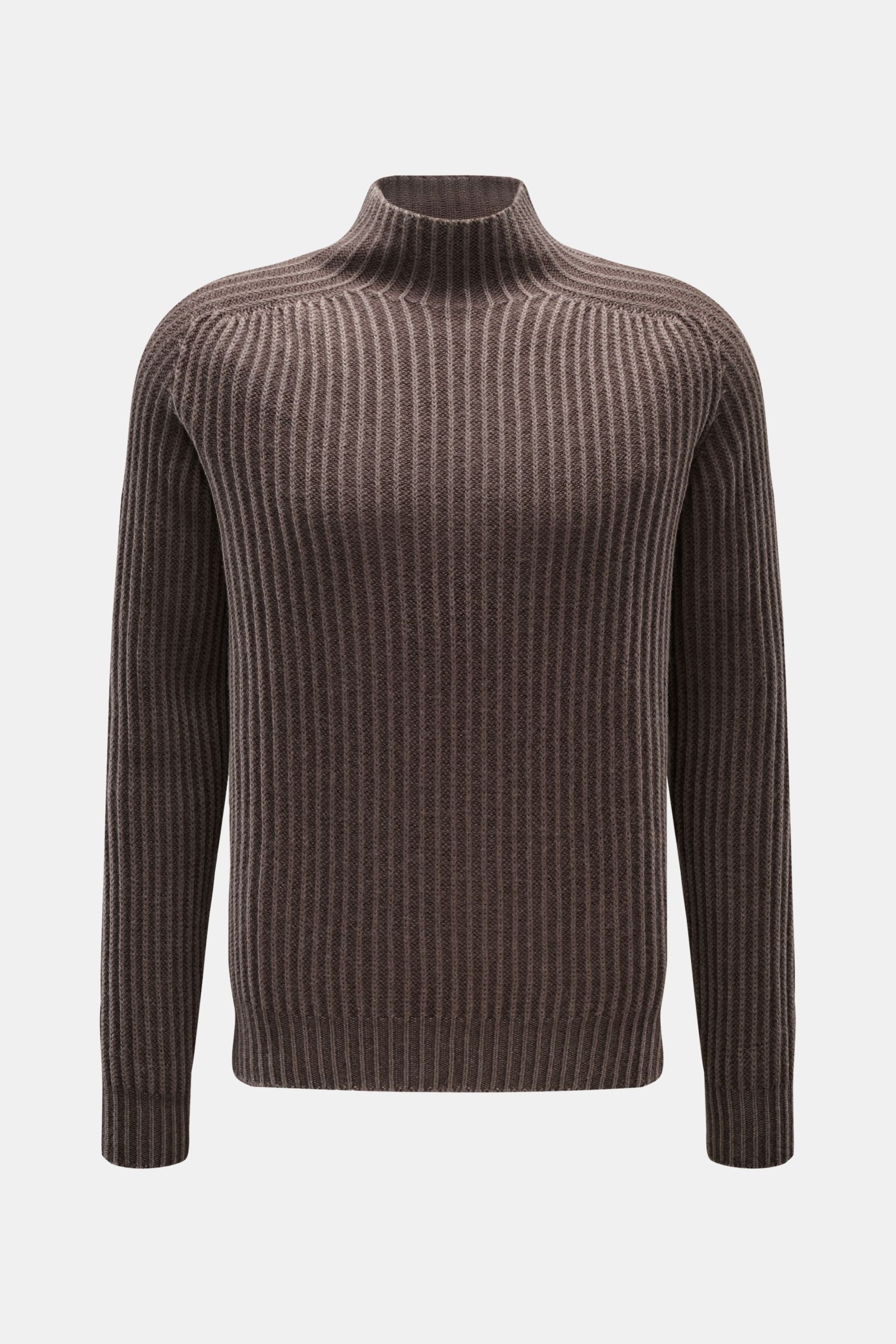 Front view of the 04651/ A trip in a bag Mock Neck Pullover 'Foggy Mock' taupe, a slim fit, garment-dyed wool sweater with a soft feel, featuring a timeless mock neck, medium-fine knit, coarse rib pattern, and comfortable ribbed cuffs. Hochwertiger Tragek