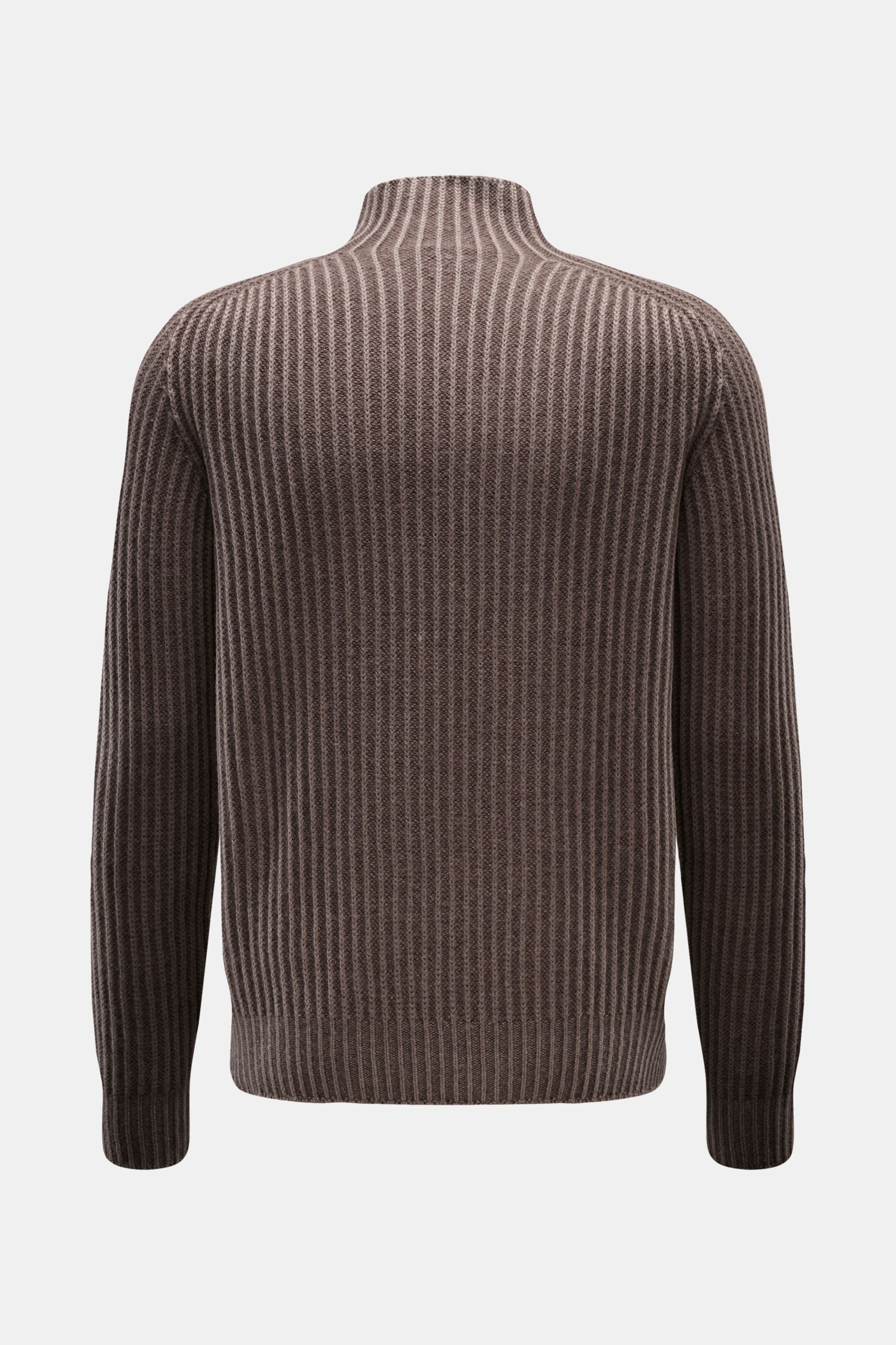 Back view of the 04651/ A trip in a bag Mock Neck Pullover 'Foggy Mock' taupe with coarse rib knit, slim fit, and soft pure wool.

Hochwertiger Tragekomfort mit lässigem Stil – der vielseitig kombinierbare Strickpullover 'Foggy Mock' von 04651/ A TRIP 