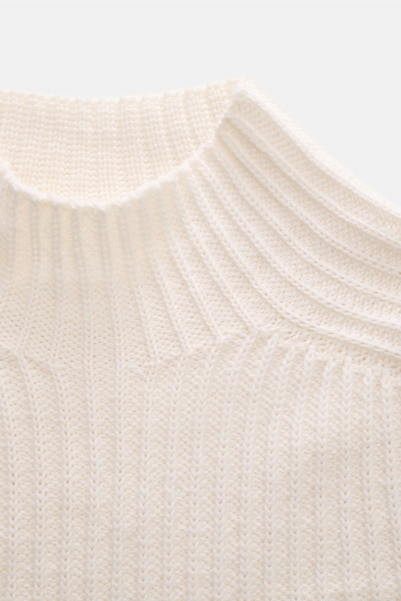 Close-up front top view of 04651/ A trip in a bag Mock Neck Pullover 'Foggy Mock' offwhite showing its ribbed stand collar and medium-fine knit texture. Hochwertiger Tragekomfort mit lässigem Stil – der vielseitig kombinierbare Strickpullover 'Foggy Mock'