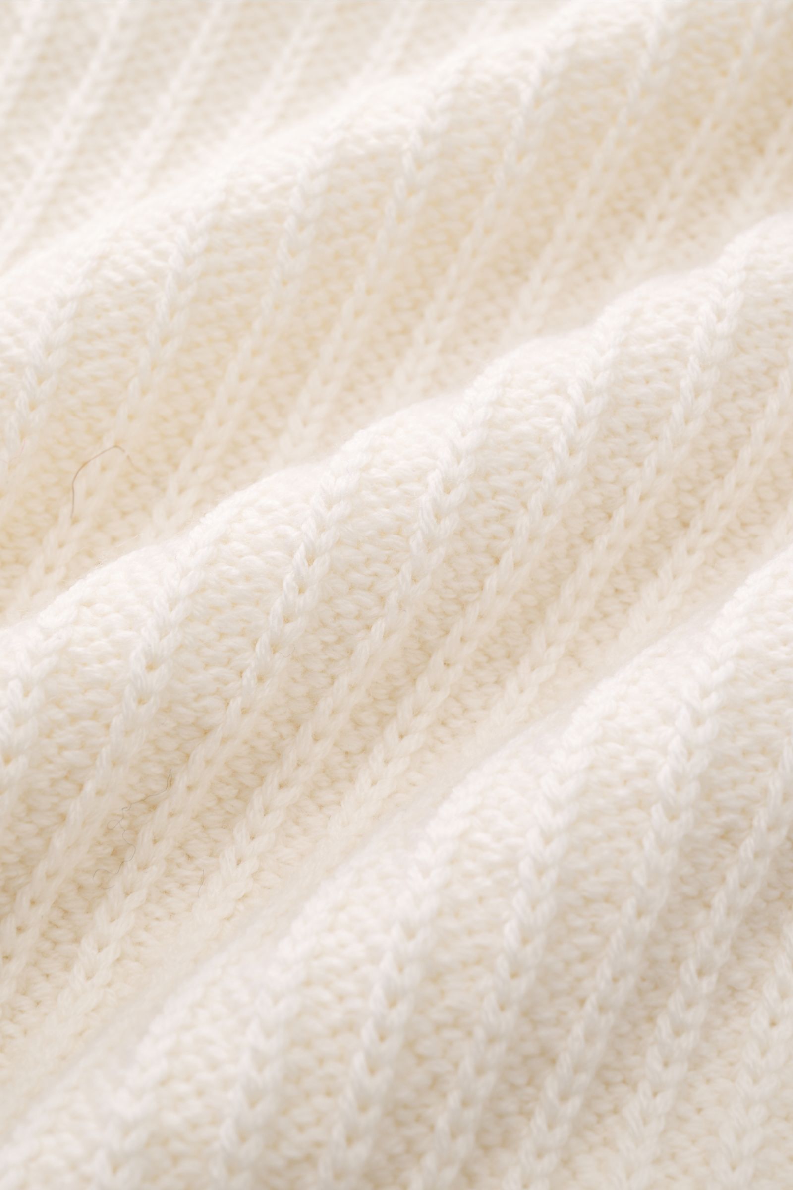 Close-up front view of 04651/ A trip in a bag Mock Neck Pullover 'Foggy Mock' offwhite showing soft, garment-dyed pure wool with a coarse rib knit, slim fit, stand-up collar, and comfortable ribbed cuffs. Hochwertiger Tragekomfort mit lässigem Stil – der 