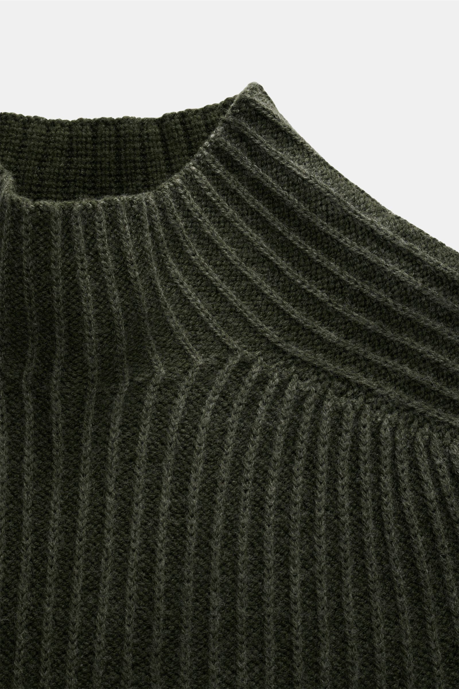 Close-up top-down view of the dunkelgrün 04651/ A trip in a bag Mock Neck Pullover 'Foggy Mock' showing its coarse rib knit pattern and soft wool texture. Hochwertiger Tragekomfort mit lässigem Stil – der vielseitig kombinierbare Strickpullover 'Foggy Moc