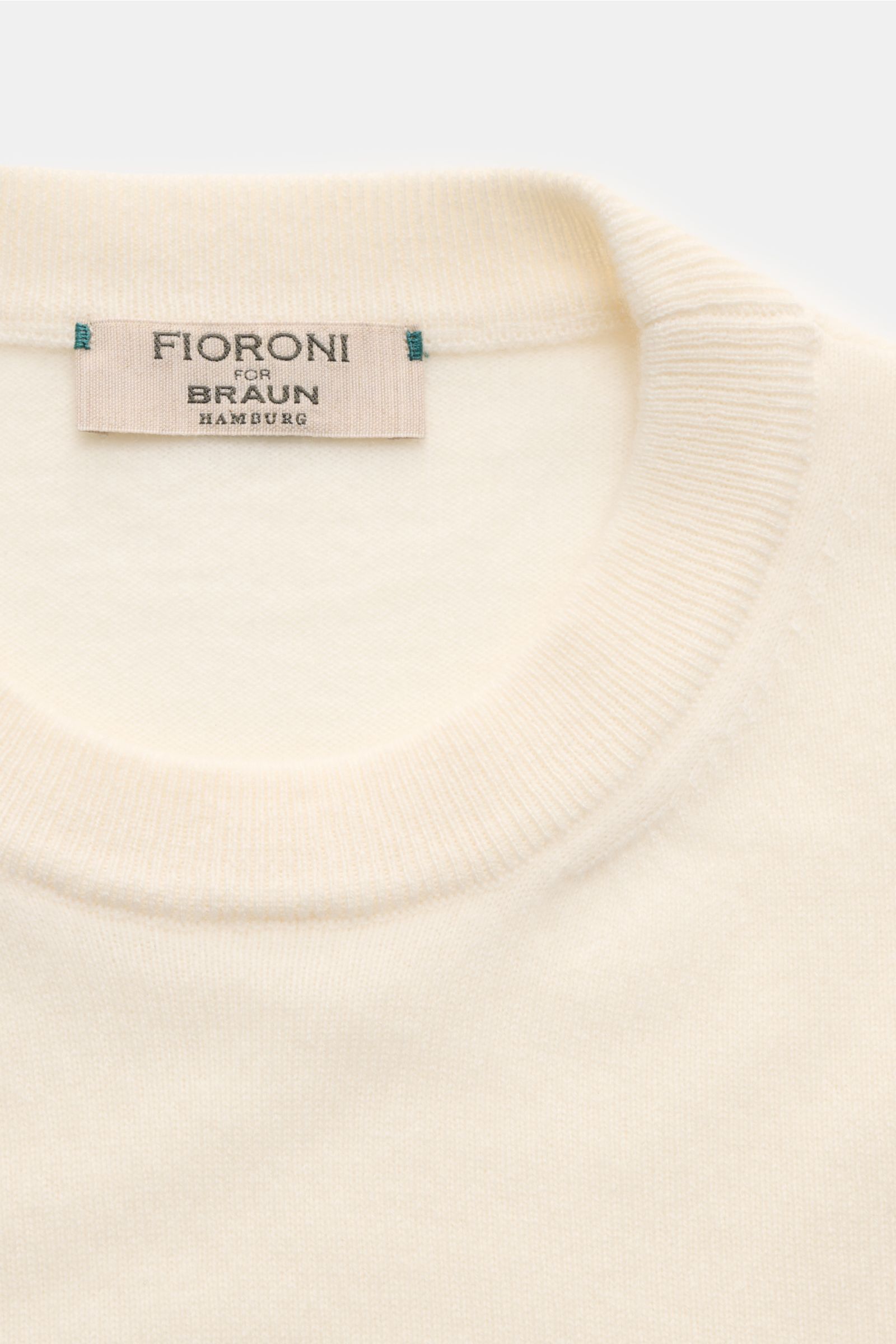 Fioroni Cashmere Rundhalspullover creme in Nahaufnahme, Slim Fit, feines Strickbild, weicher Baby-Cashmere, Rundhalsausschnitt, flexible Rippbündchen.