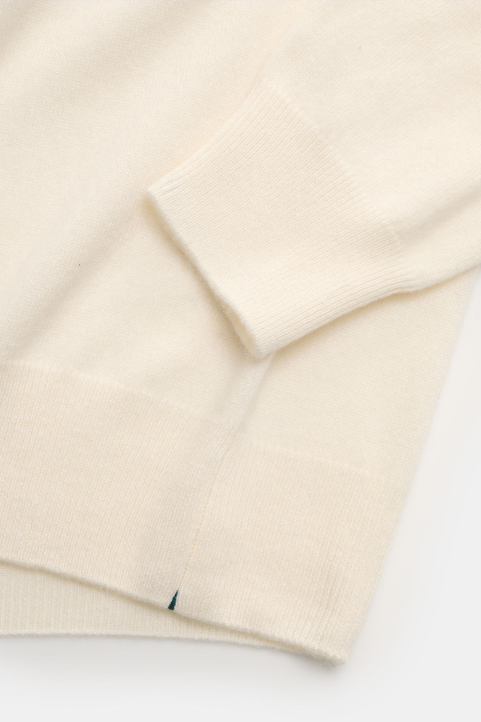 Fioroni Cashmere Rundhalspullover creme aus reiner Baby-Cashmere, feinem Strickbild, Slim Fit, weicher Griff, Rippbündchen, Detailansicht.