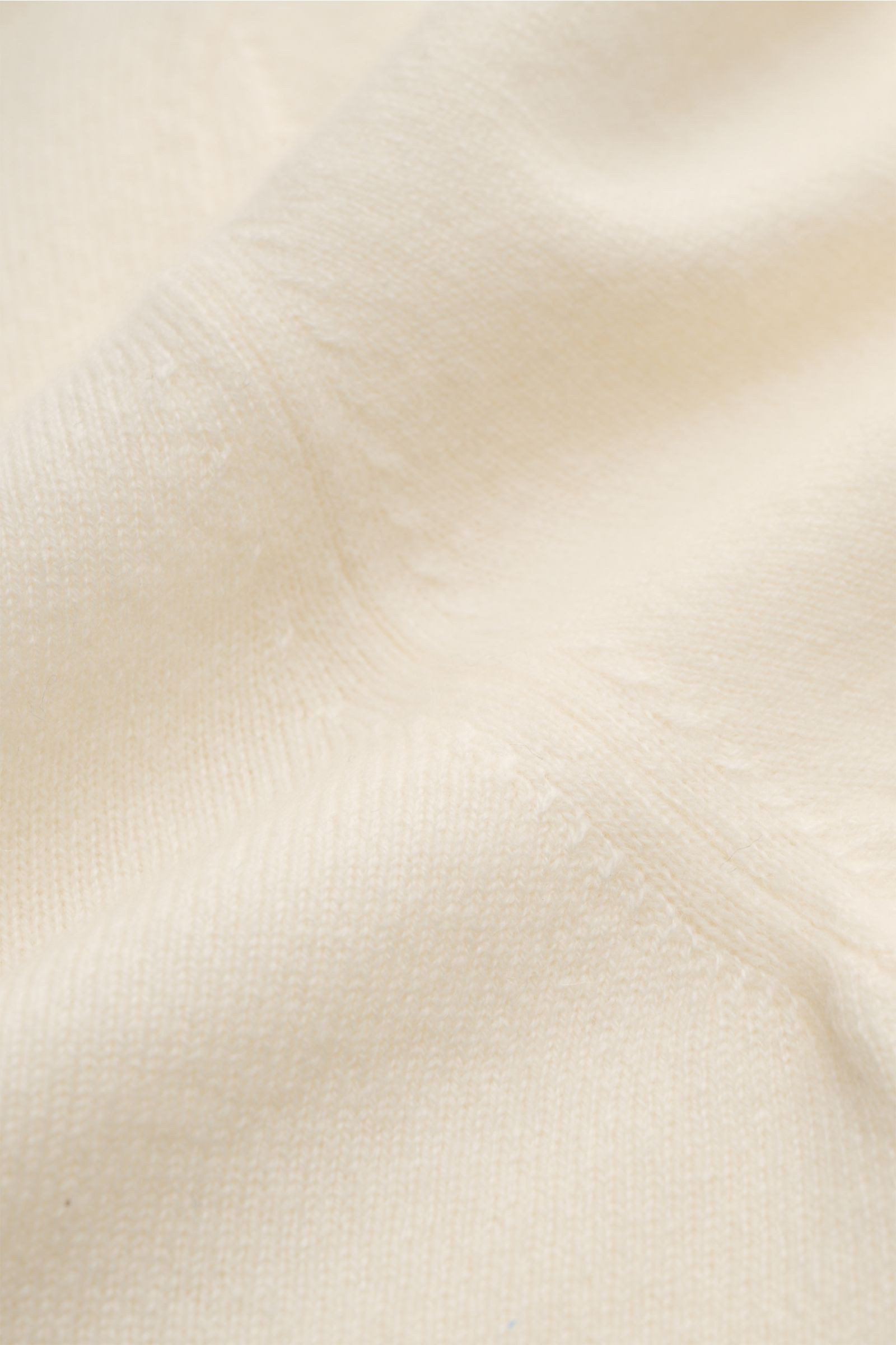 Fioroni Cashmere Rundhalspullover creme in Nahaufnahme von oben, fein gestrickt, Baby-Cashmere, Slim Fit, weicher Griff, Rundhalsausschnitt, flexible Rippbündchen.