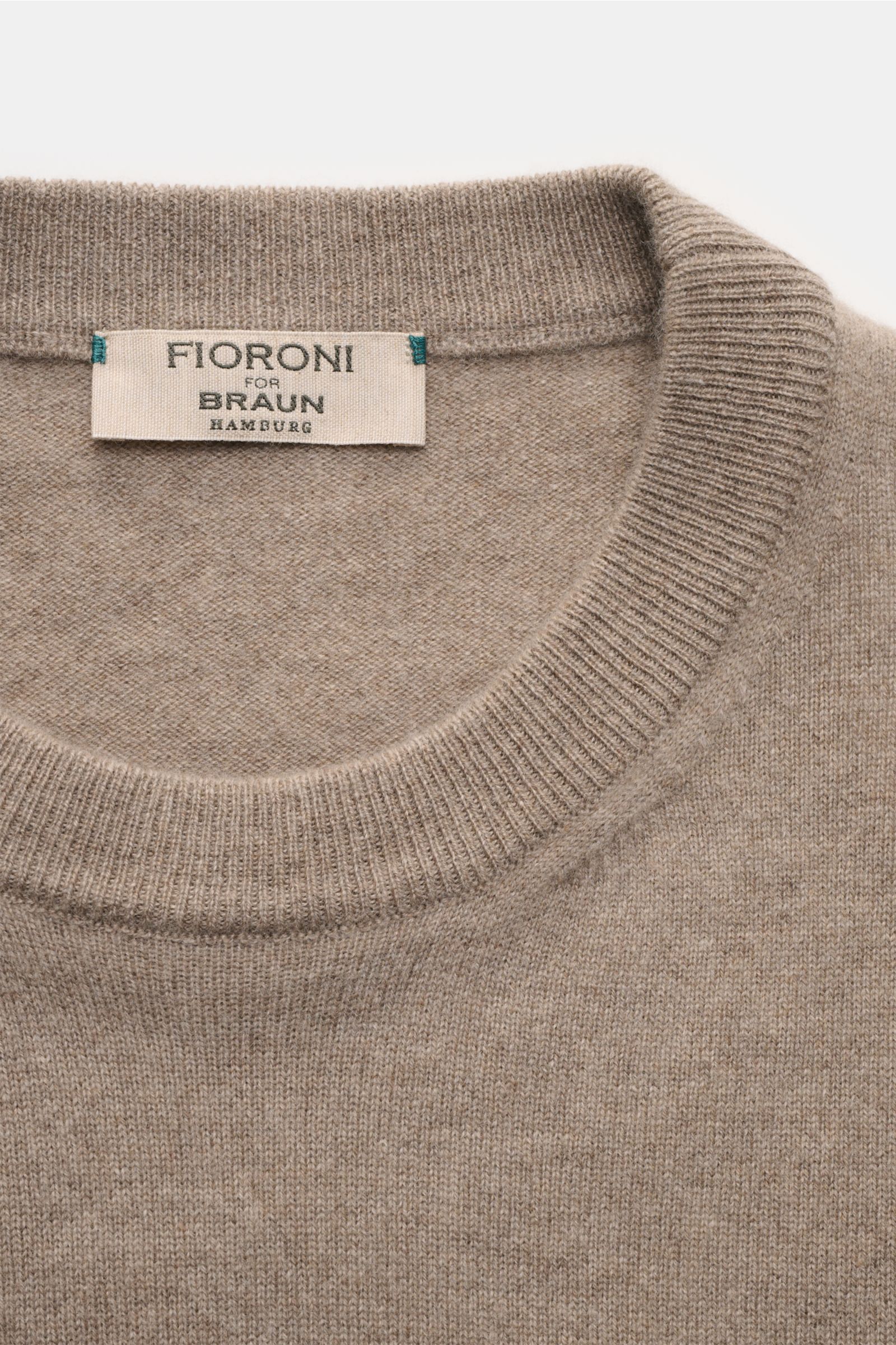Fioroni Cashmere Rundhalspullover taupe, Nahaufnahme von oben, Luxus Baby-Cashmere, weicher Griff, feines Strickbild, Slim Fit, Rundhals, Rippbündchen.