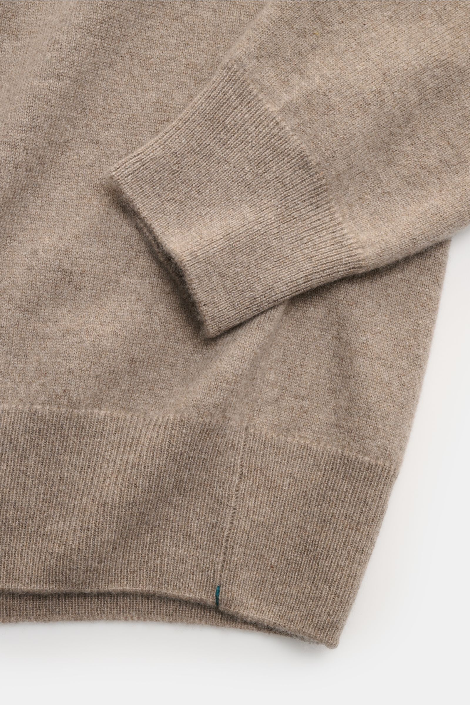 Fioroni Cashmere Rundhalspullover taupe, Detailaufnahme von Rippbündchen und feinem Strickbild, weicher Baby-Cashmere, Slim Fit, Rundhals