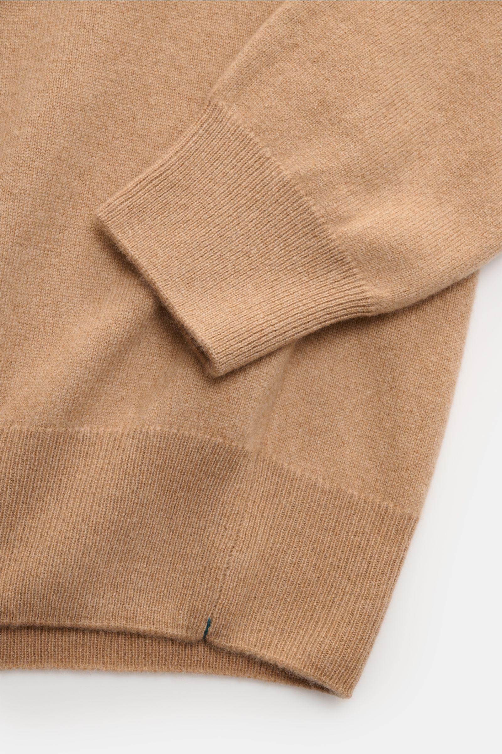 Fioroni Cashmere Rundhalspullover camel aus reiner Baby-Cashmere in Slim Fit, weicher Griff, feines Strickbild, flexible Rippbündchen, Detailansicht.