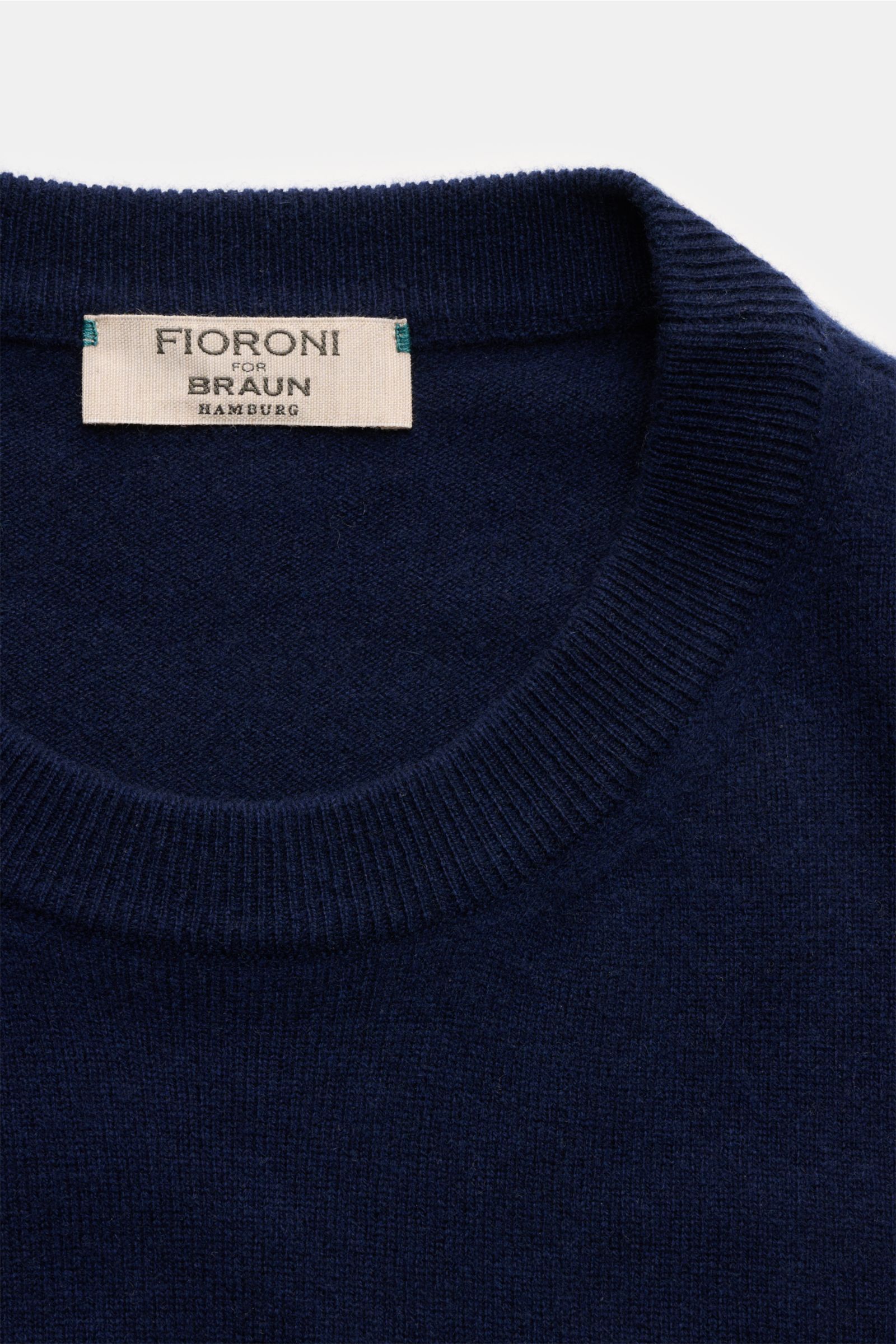 Nahaufnahme von Fioroni Cashmere Rundhalspullover navy mit feinem Strickbild, Rundhalsausschnitt und weichen, flexiblen Rippbündchen.