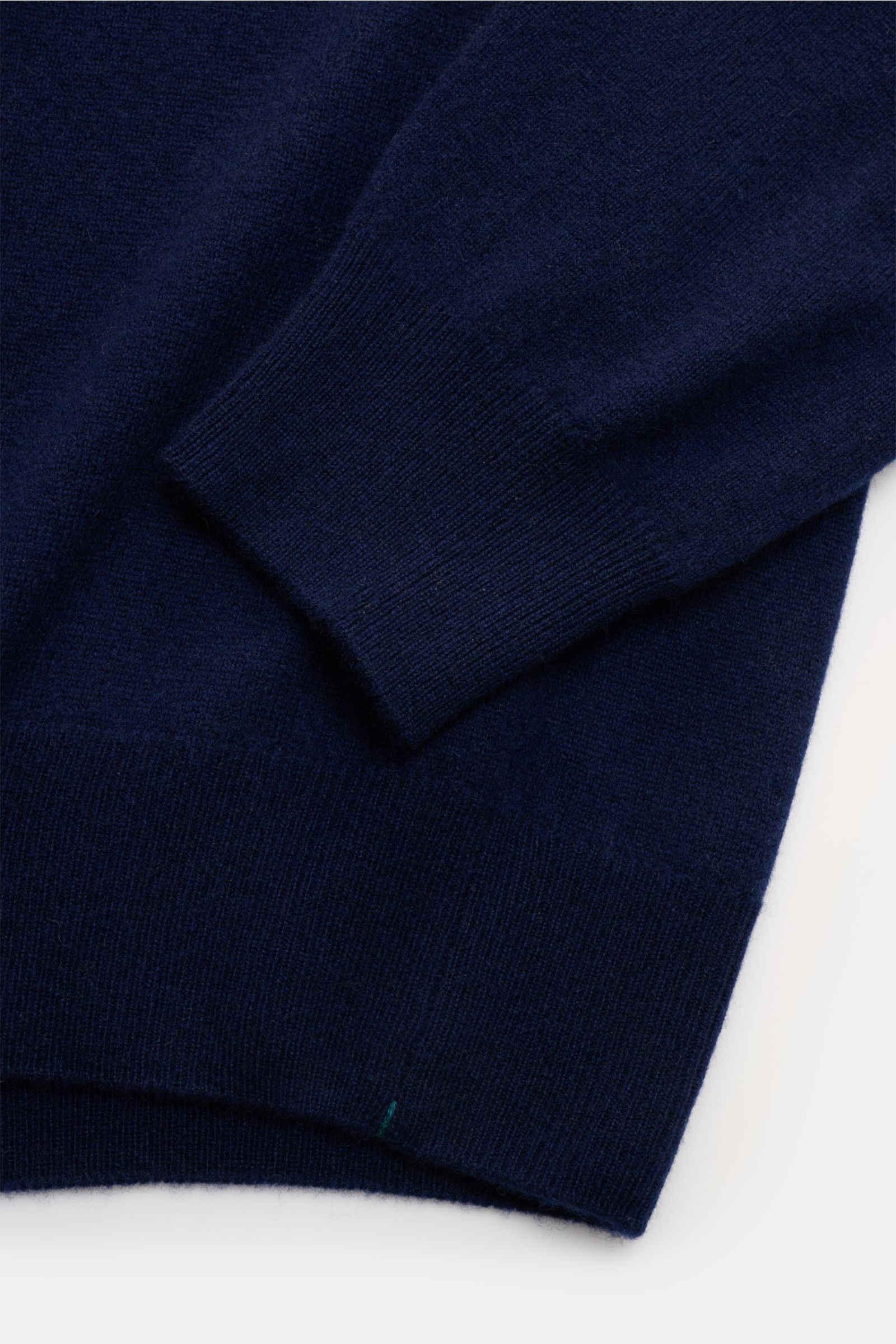 Fioroni Cashmere Rundhalspullover navy, Detailaufnahme von Ärmel und Saum, reiner Baby-Cashmere, weicher Griff, Slim Fit, Rundhals, Rippbündchen.