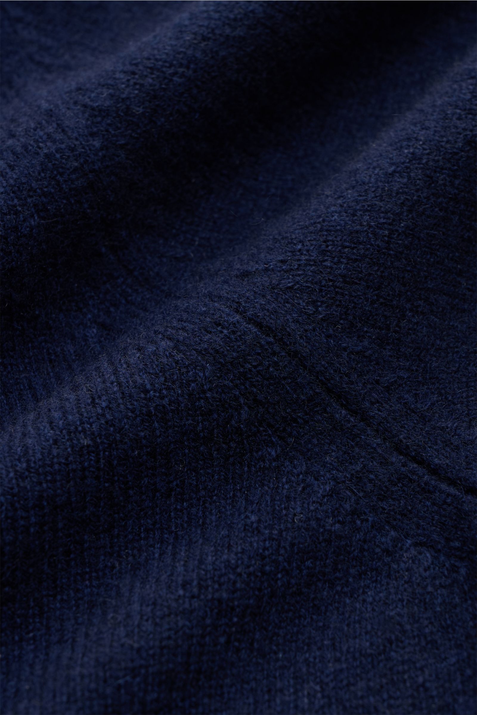 Fioroni Cashmere Rundhalspullover navy in Nahaufnahme von schräg oben, feines Strickbild, weicher Griff, Baby-Cashmere, Slim Fit, Rundhals, flexible Bündchen.