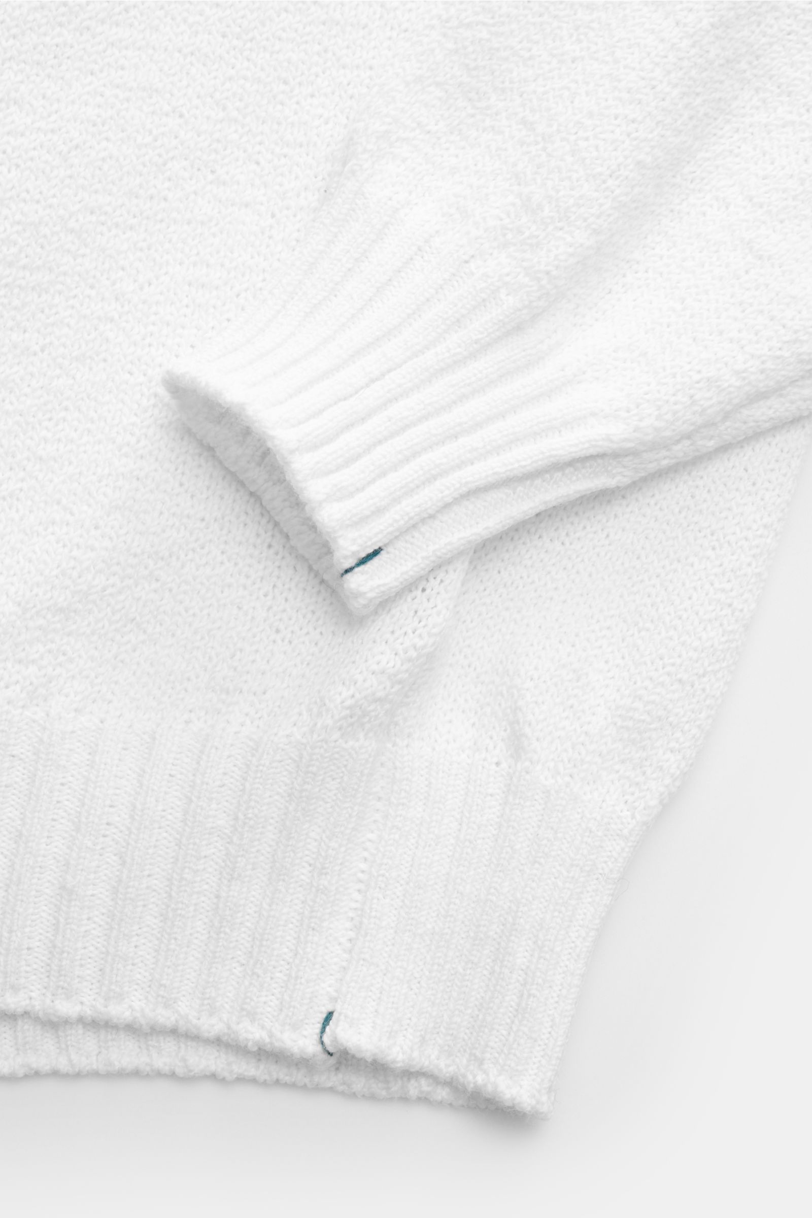 Fioroni Rundhalspullover weiß, Detailaufnahme von Ärmel und Saum, reine Baumwolle, weicher Griff, Slim Fit, mittelfeines Strickbild, flexible Rippbündchen, Rundhalsausschnitt.