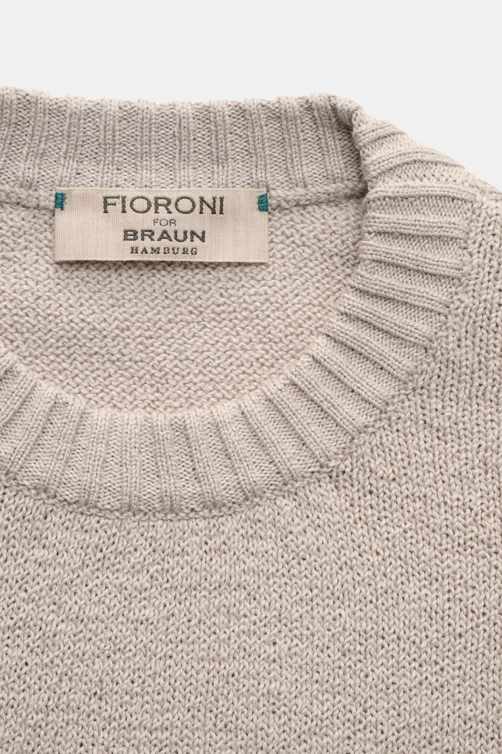 Close-up top-down view of Fioroni Crew neck jumper beige showing ribbed crew neck and knit texture with label.

A luxurious basic piece: This crew neck jumper by FIORONI features maximum comfort and a casual cut – for stylish outfits for the office or 