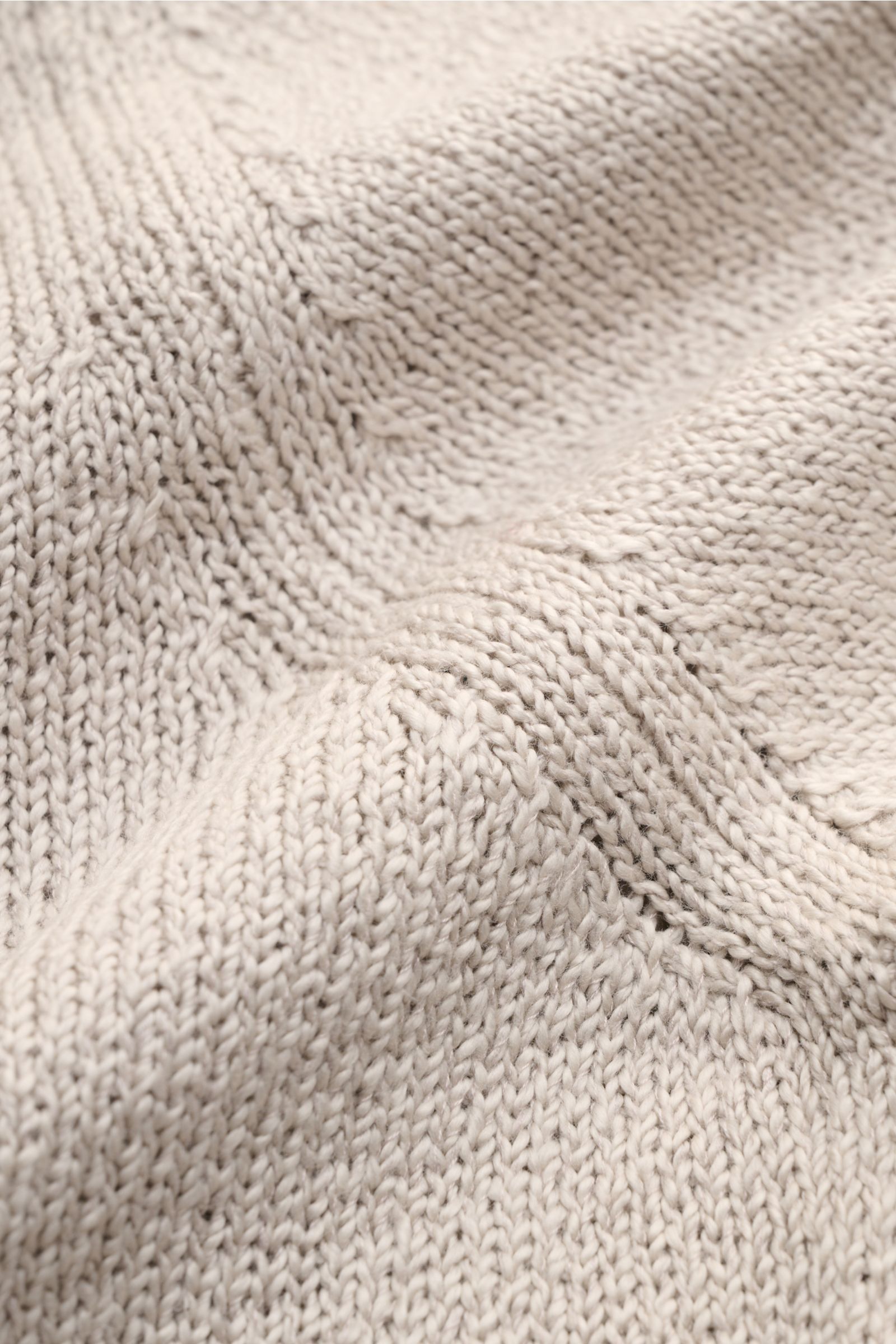 Close-up view of the Fioroni Crew neck jumper beige showing its medium-fine knit pure cotton fabric, soft feel, and flexible ribbed bands.

A luxurious basic piece: This crew neck jumper by FIORONI features maximum comfort and a casual cut – for stylis
