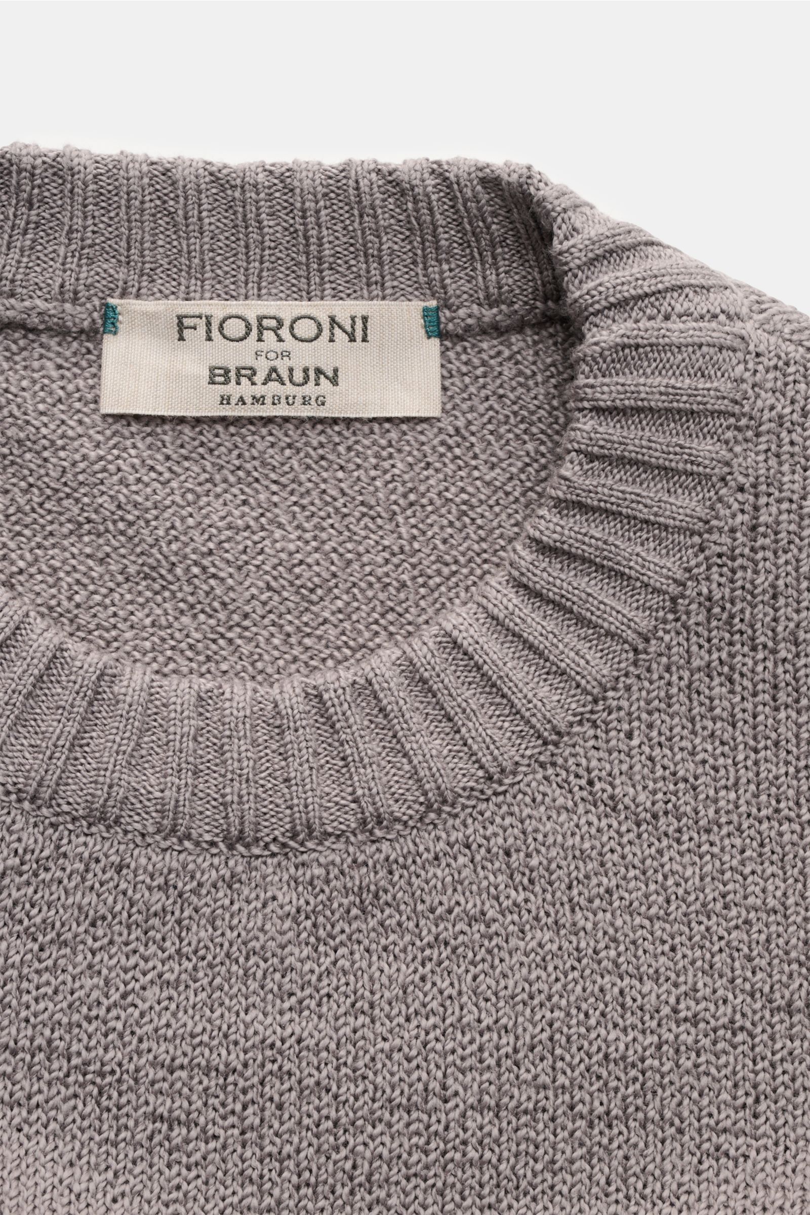 Fioroni Rundhalspullover grau, Nahaufnahme von oben, mittelfeines Strickbild, Slim Fit, Rundhalsausschnitt, weicher Griff, reine Baumwolle, flexible Rippbündchen.