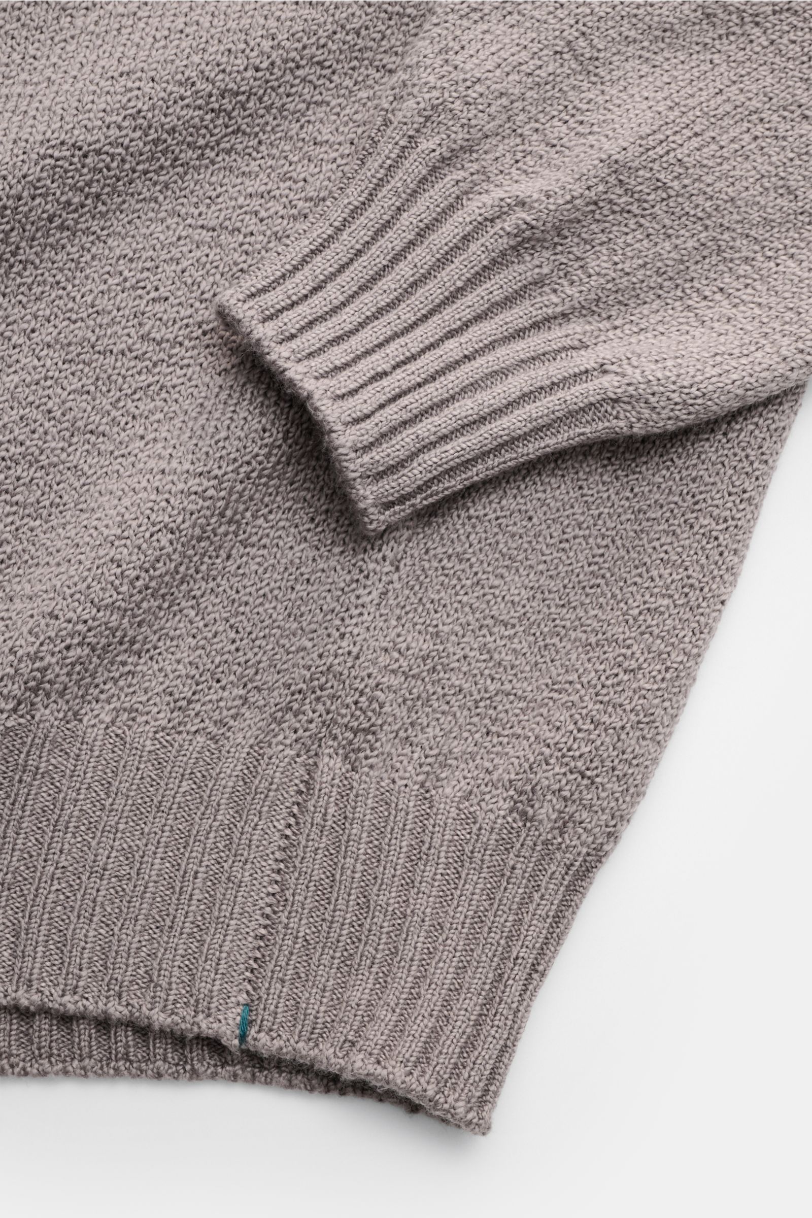 Fioroni Rundhalspullover grau aus reiner Baumwolle, mittelfeines Strickbild, Slim Fit, weicher Griff, Rundhalsausschnitt, Detailaufnahme von Ärmel und Saum.