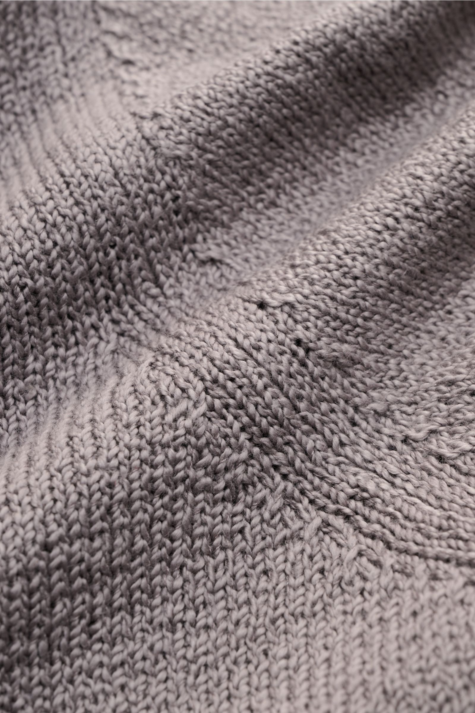 Fioroni Rundhalspullover grau in Nahaufnahme, mittelfeines Strickbild, weicher Griff, reine Baumwolle, Slim Fit, Rundhalsausschnitt, flexible Rippbündchen.