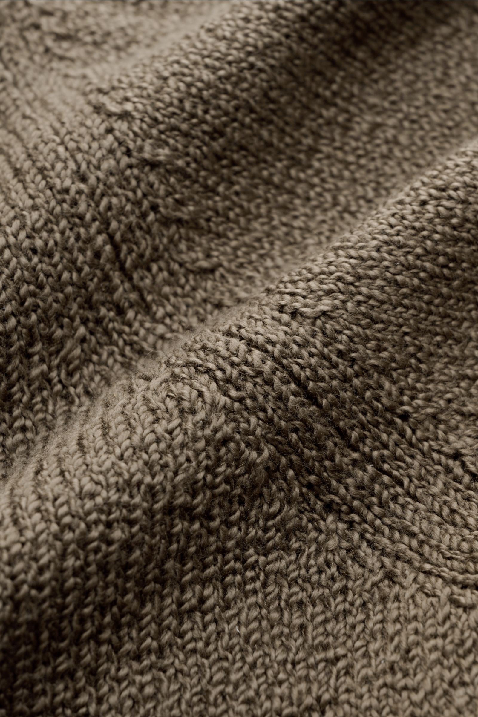 Alt-Tag (124 Zeichen): Nahaufnahme des mittelfeinen Strickbilds vom Fioroni Rundhalspullover oliv aus reiner Baumwolle mit weichem Griff.