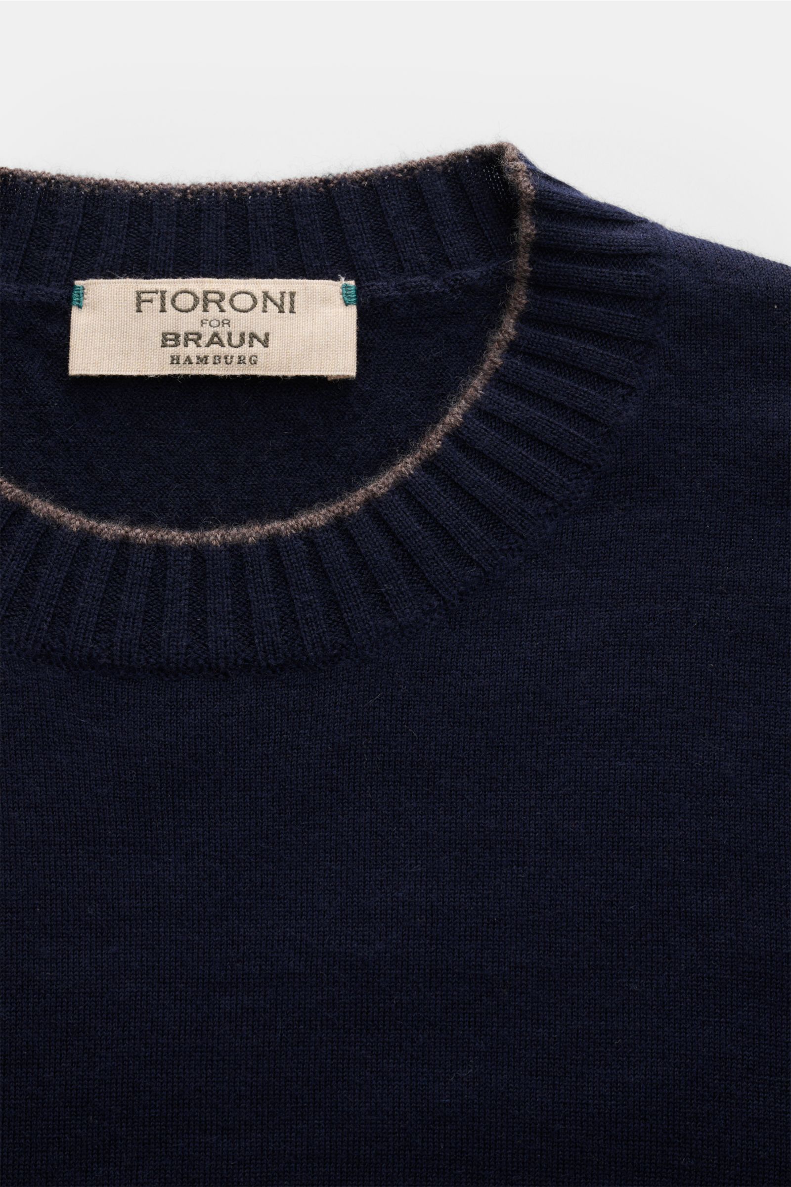 Close-up top view of the Fioroni Cashmere Rundhalspullover navy, showing the ribbed round neckline with slim fit and soft, fine-knit texture.
