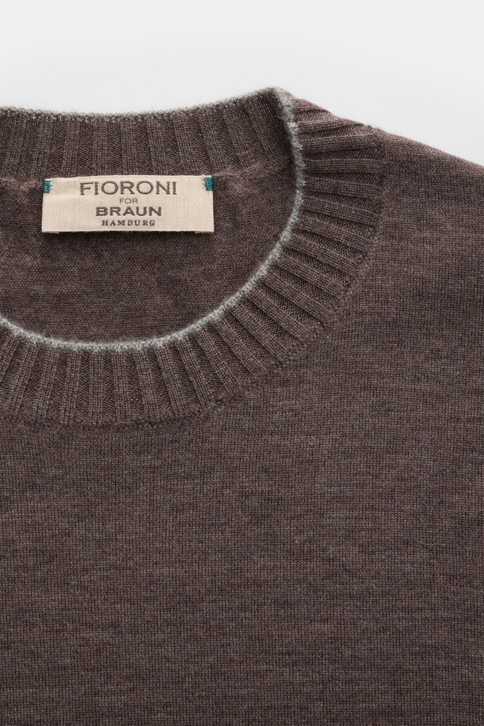 Fioroni Cashmere Rundhalspullover dunkelbraun meliert in Slim Fit, feines Strickbild, weiche Haptik, Rundhalsausschnitt, Detailaufnahme von oben.