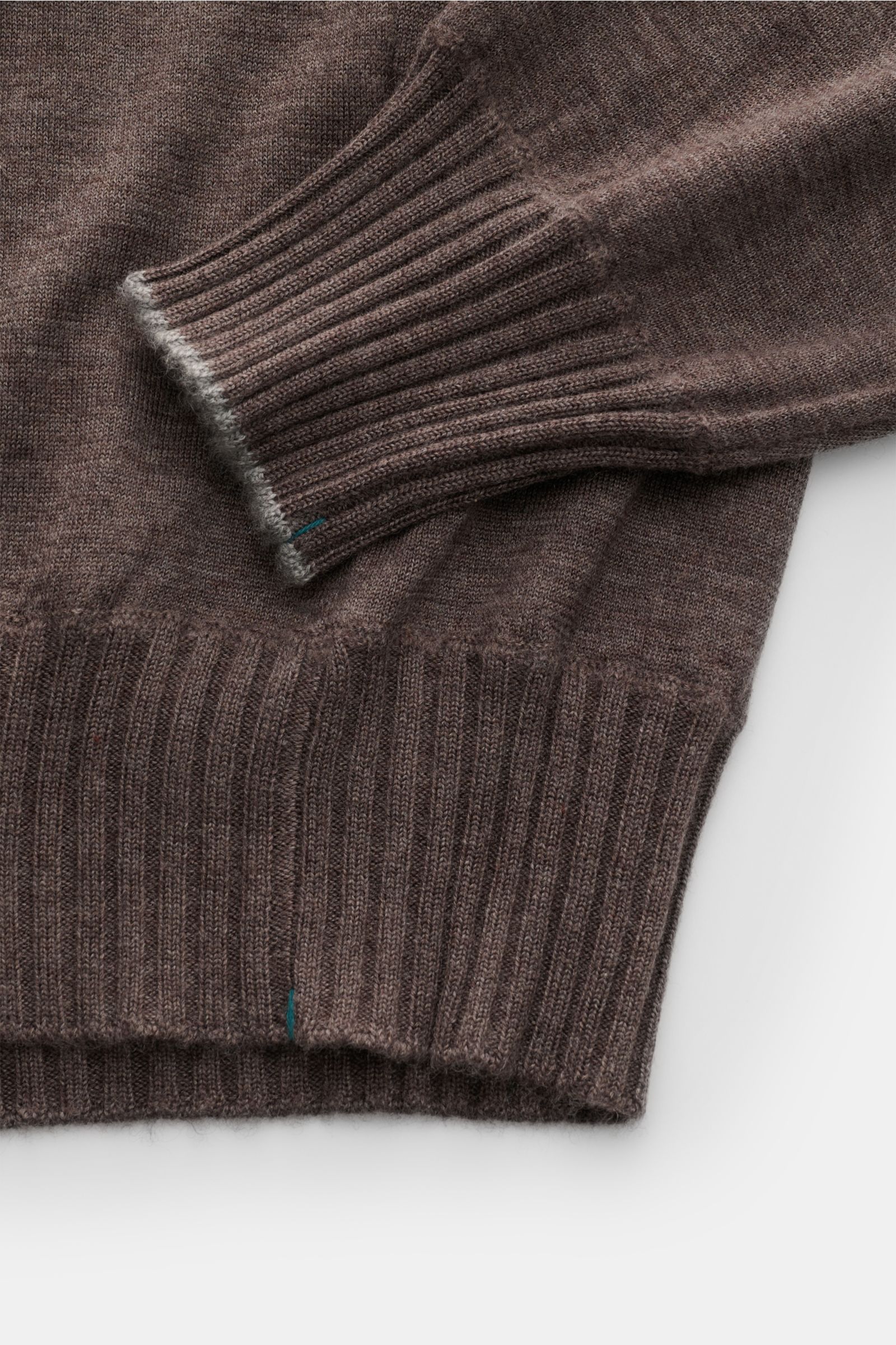 Fioroni Cashmere Rundhalspullover dunkelbraun meliert, Detailaufnahme von Bündchen und feinem Strickbild, Slim Fit, weicher Griff, reine Cashmere-Qualität.
