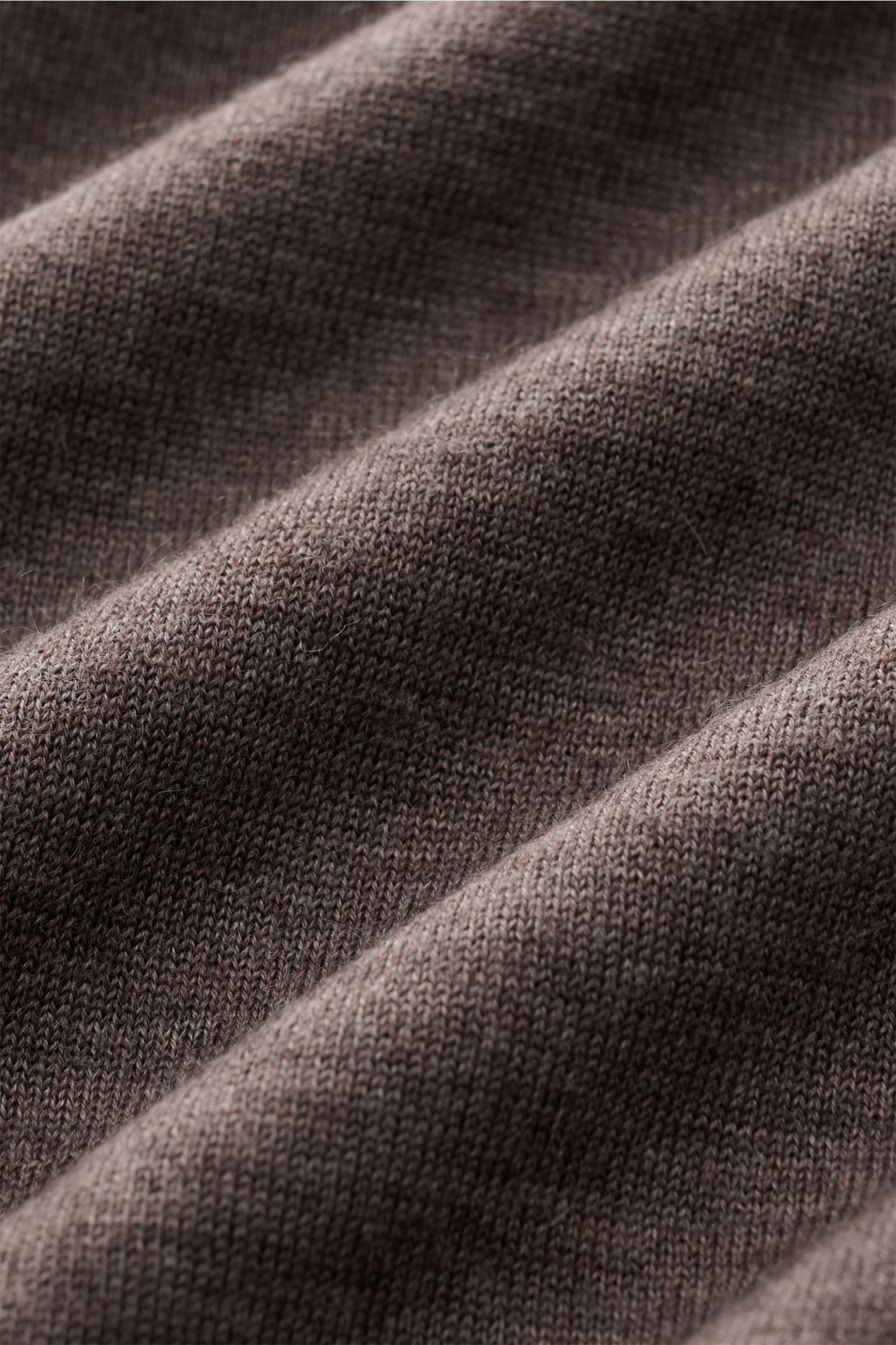 Fioroni Cashmere Rundhalspullover dunkelbraun meliert, Detailaufnahme schräg von oben, feines Strickbild, weicher Griff, Slim Fit, reine Cashmere-Qualität.