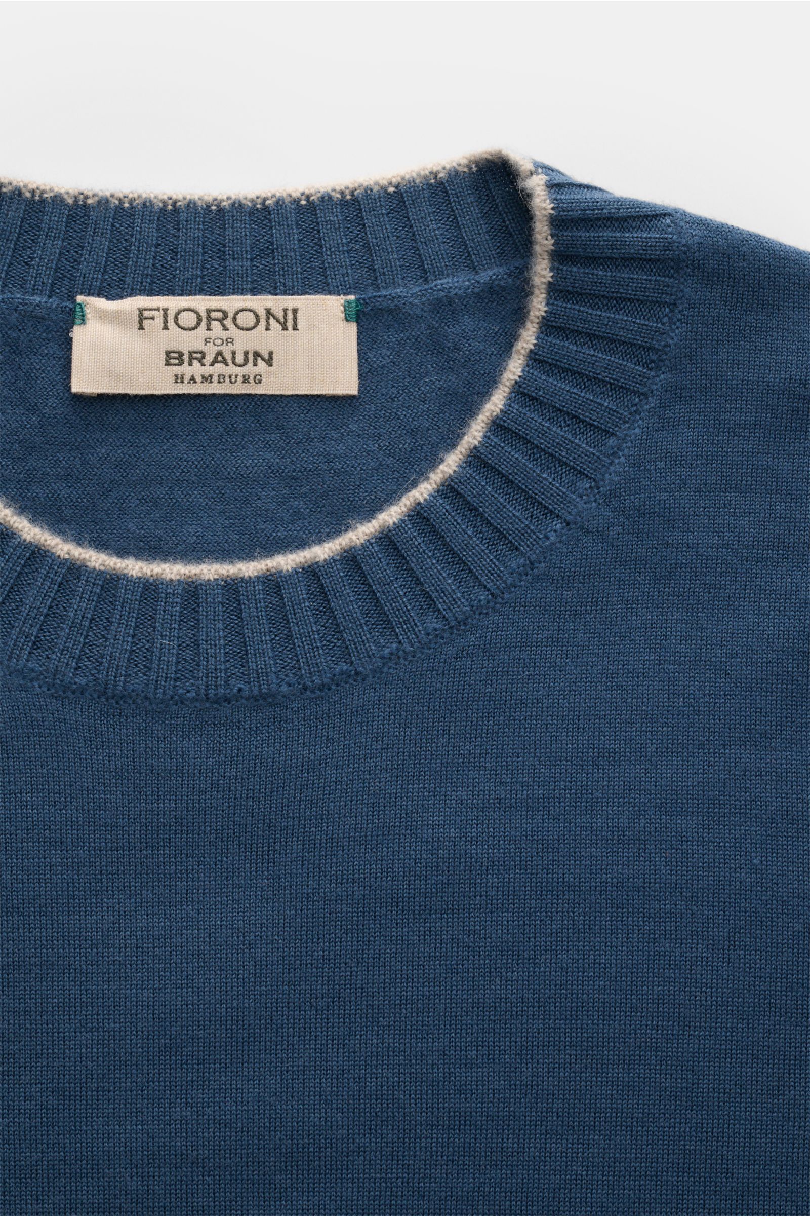 Fioroni Cashmere Rundhalspullover graublau in Nahaufnahme von oben, feines Strickbild, weiche Haptik, schmale Kontrastkanten, Slim Fit.
