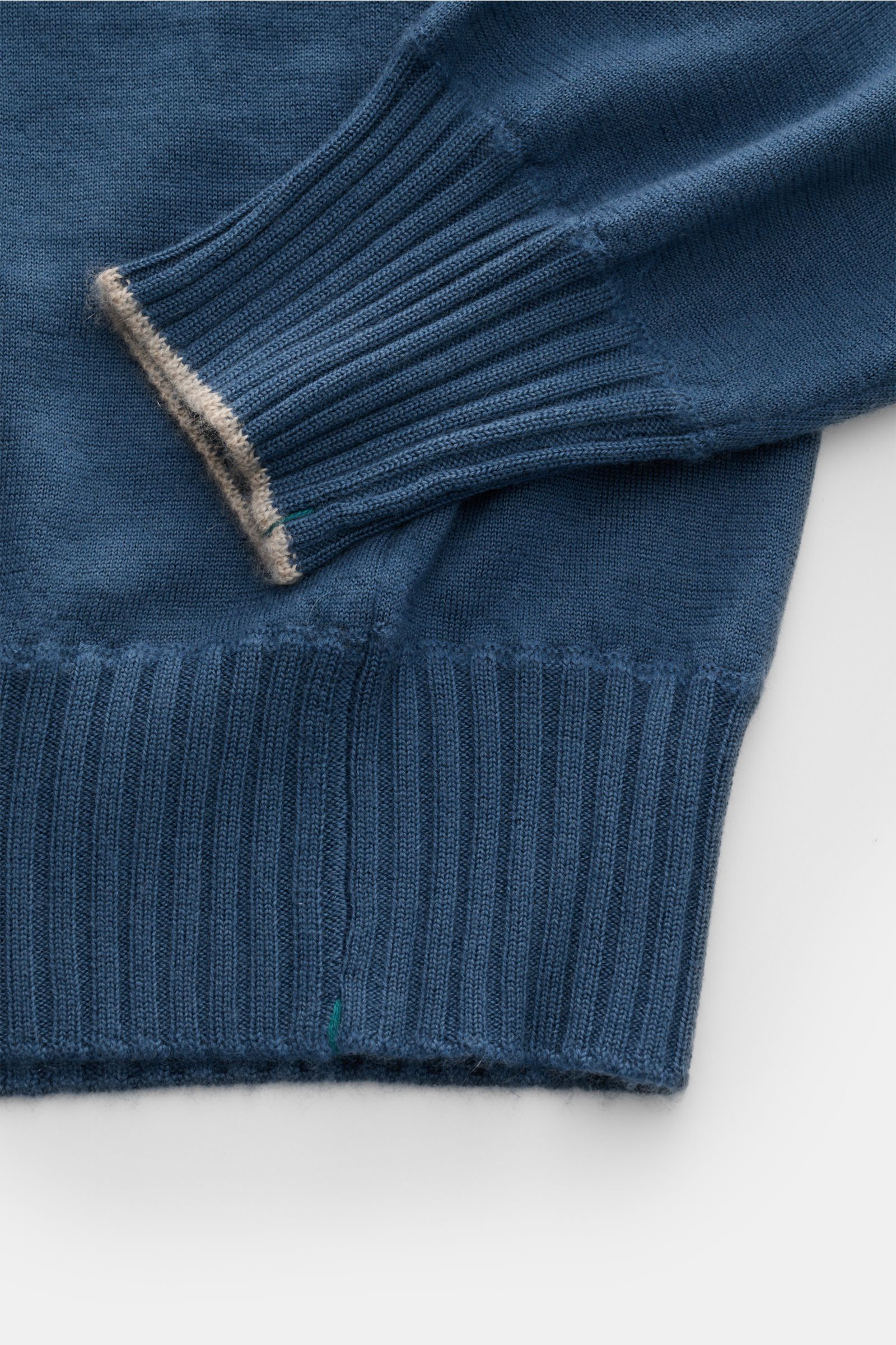 Fioroni Cashmere Rundhalspullover graublau, Detailaufnahme von Bündchen und Ärmel, reiner Cashmere, feines Strickbild, Slim Fit, weicher Griff.