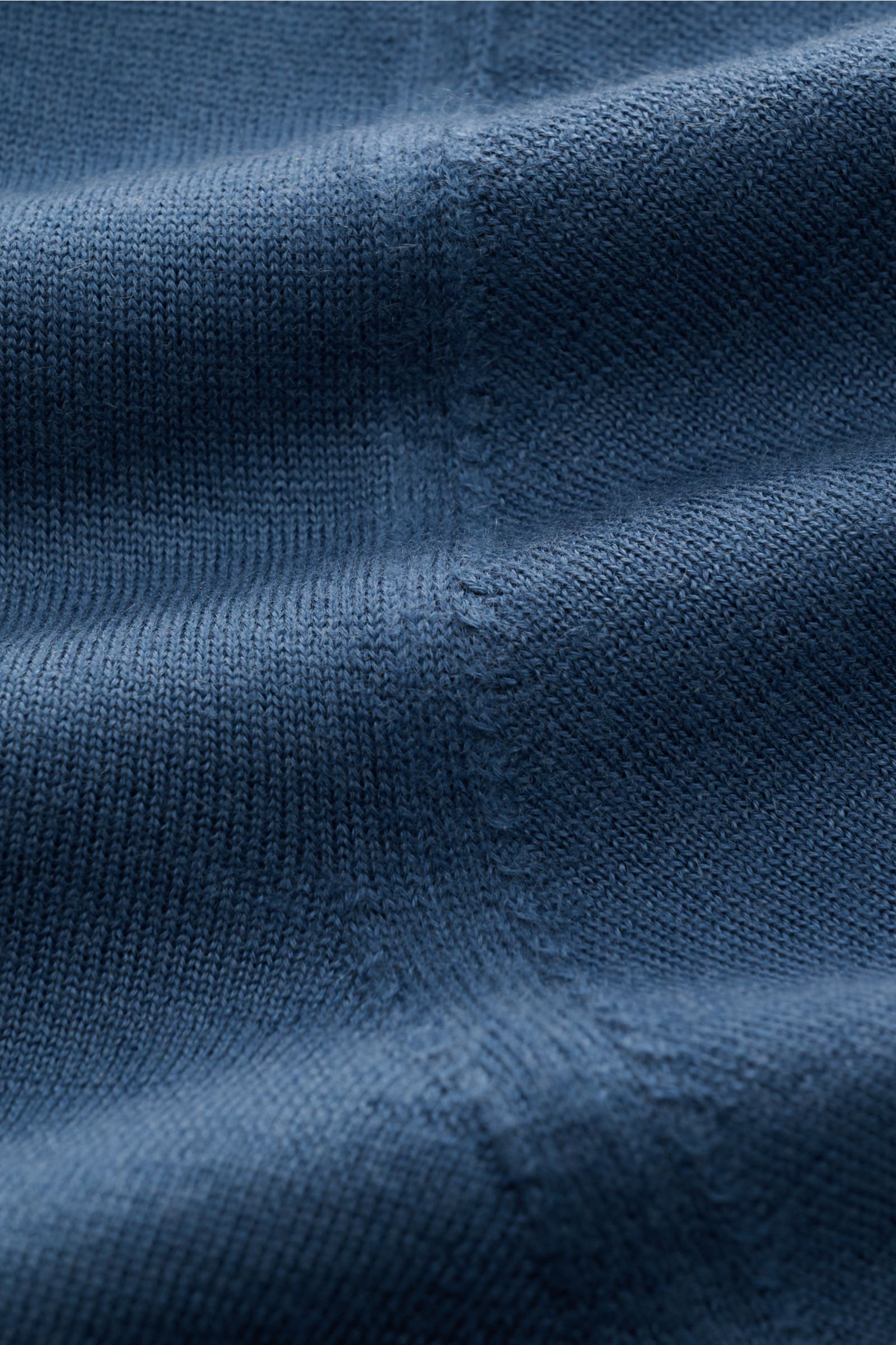 Nahaufnahme des graublauen Fioroni Cashmere Rundhalspullovers, Fokus auf feines Strickbild und weiche, dichte Struktur aus reinem Cashmere.