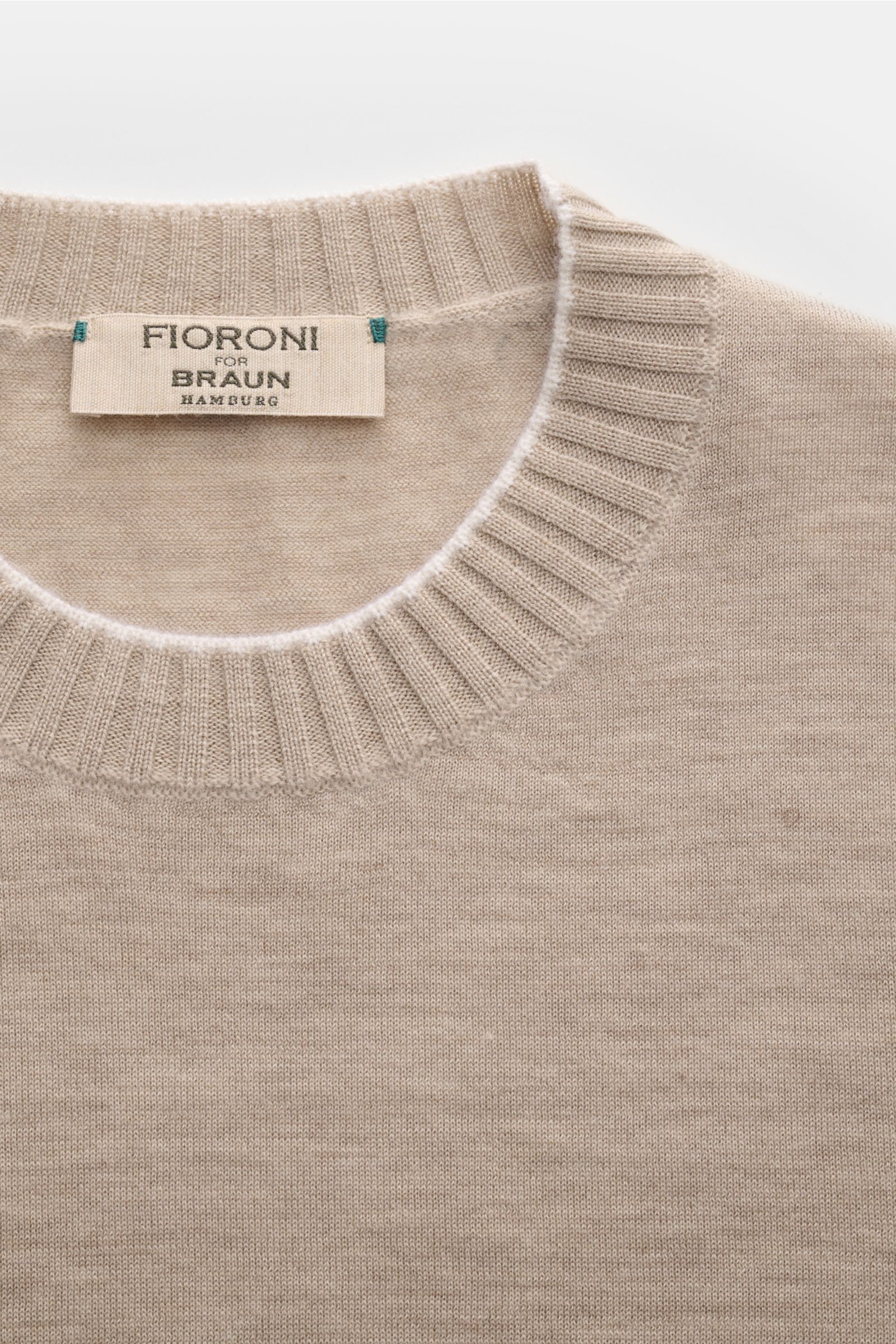 Fioroni Cashmere Rundhalspullover beige meliert, Slim Fit, feines Strickbild, weicher Griff, Rundhalsausschnitt, flexible Rippbündchen, Nahaufnahme von oben.