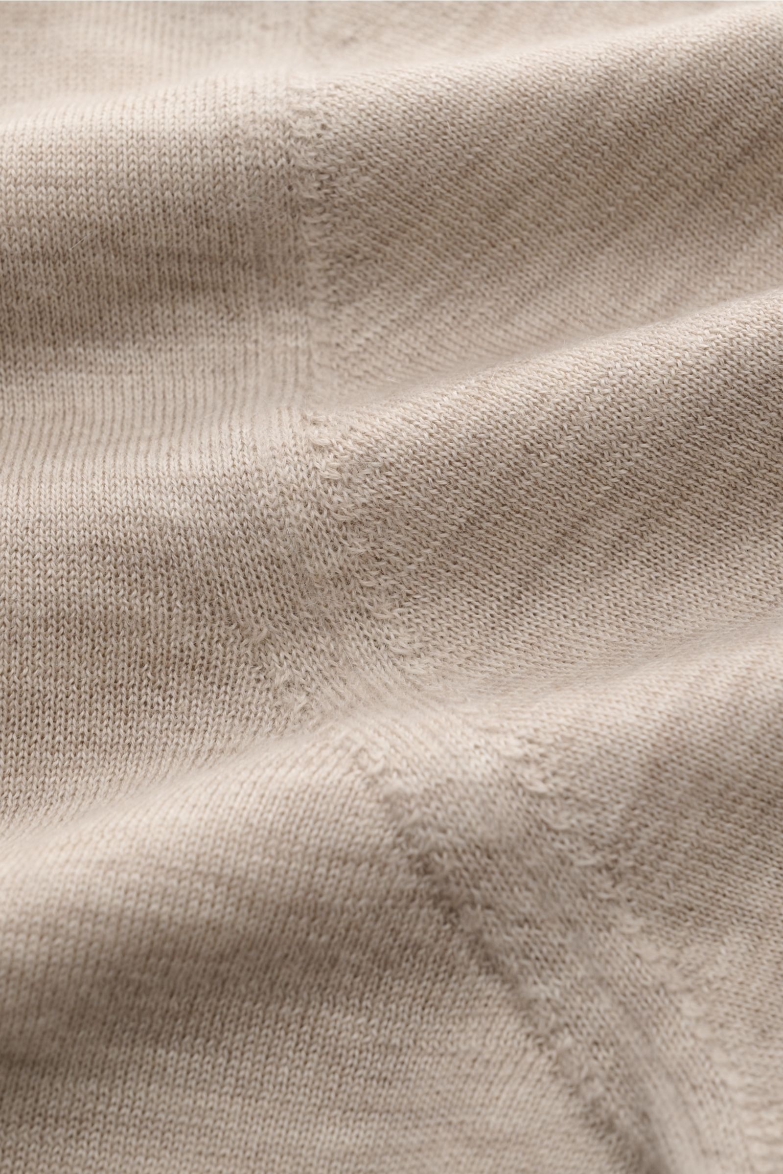 Fioroni Cashmere Rundhalspullover beige meliert in Nahaufnahme, feines Strickbild, weicher Griff, Slim Fit mit Rippbündchen, Luxus aus Duvet Cashmere.