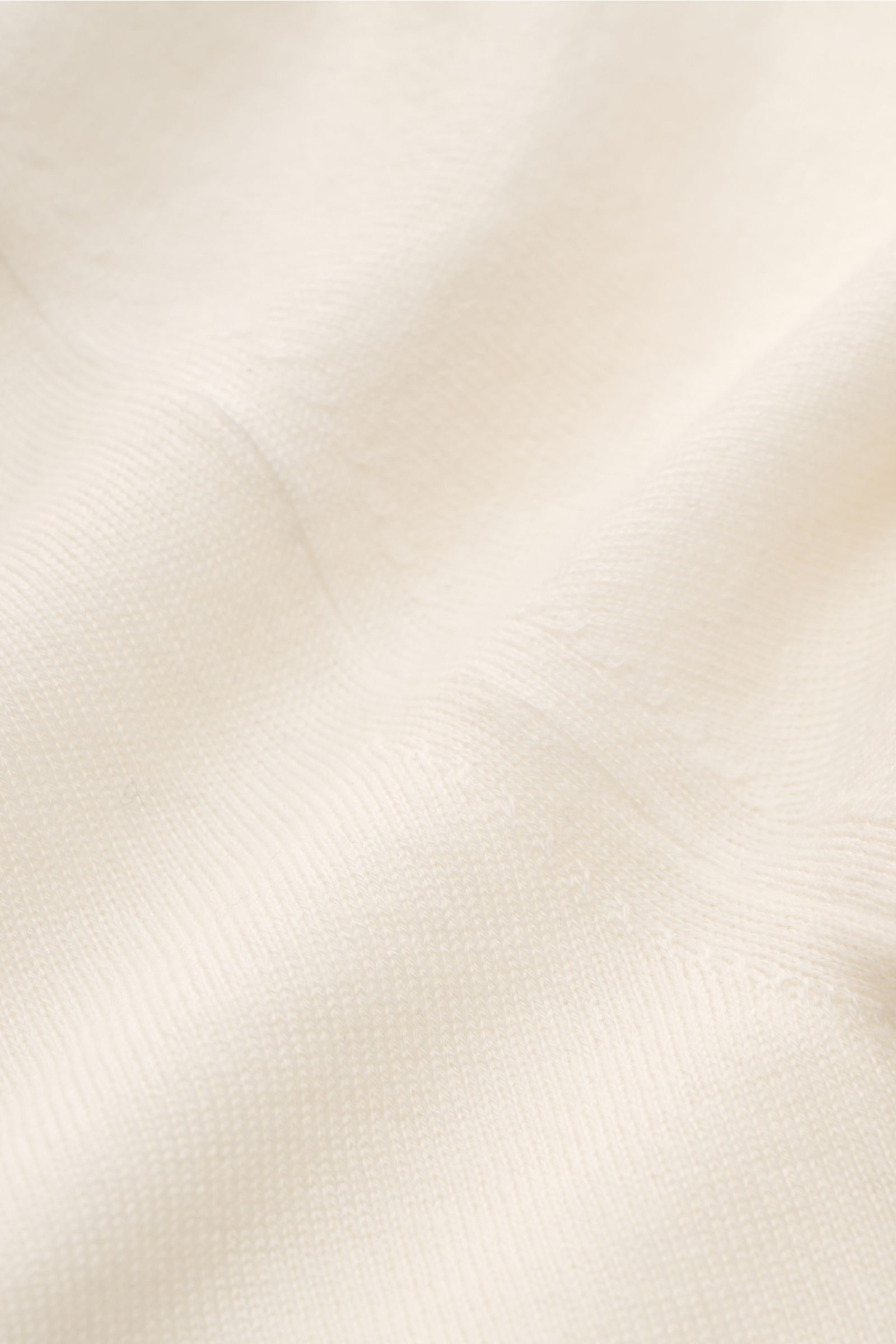 Agnona Cashmere Rundhalspullover creme in Nahaufnahme, zeigt feines, ebenmäßiges Strickbild, weicher Griff, Rippbündchen, Regular Fit.