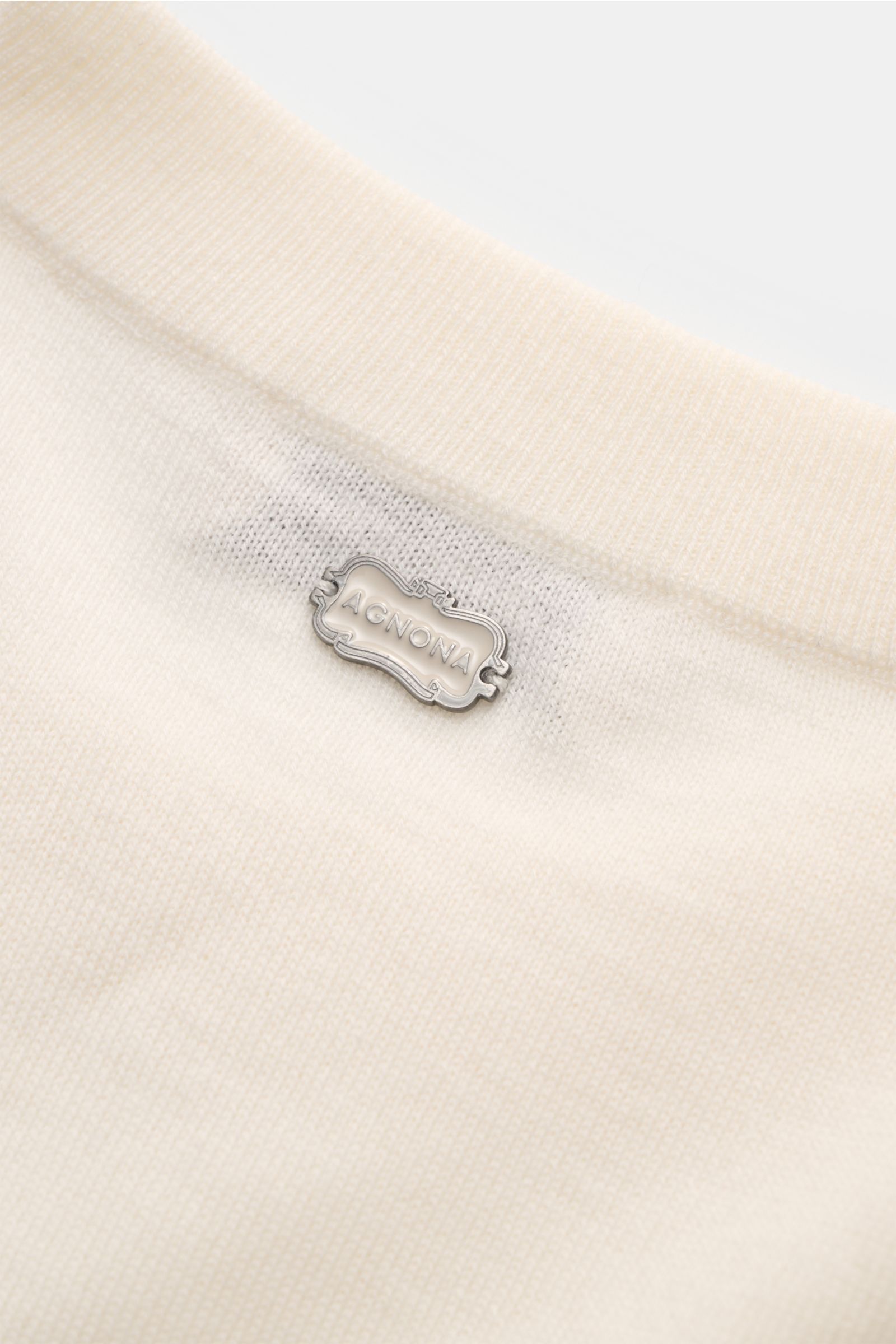 Agnona Cashmere Rundhalspullover creme, Detailfoto Rückseite mit feinem Strickbild, Metalllabel und weichen Rippbündchen.